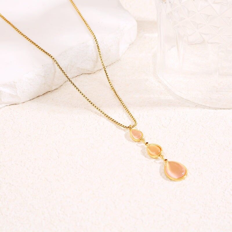 Goldene Y-förmige Halskette mit rosa Katzenaugensteinen