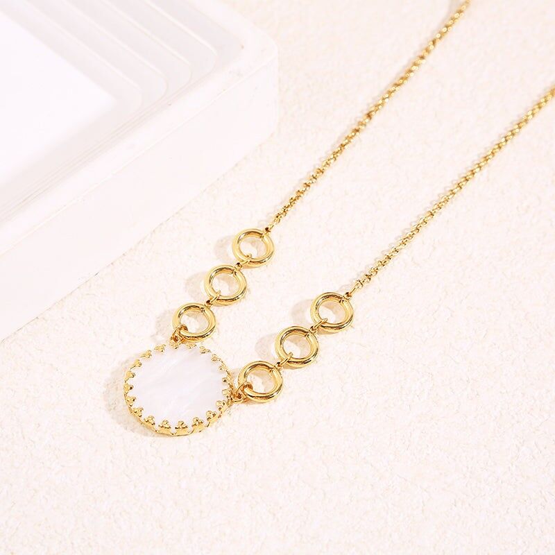 Feine Halskette mit Kreisen und weißem runden Stein