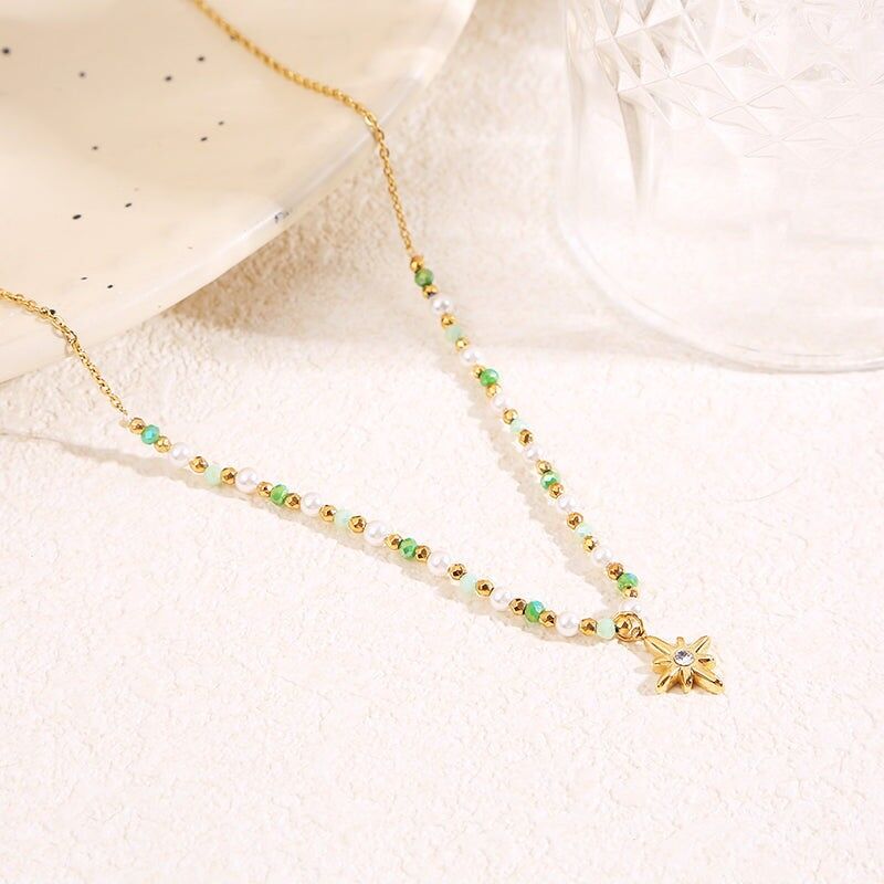 Goldene Halskette mit grünen Kristallen und Strass-Sternanhänger