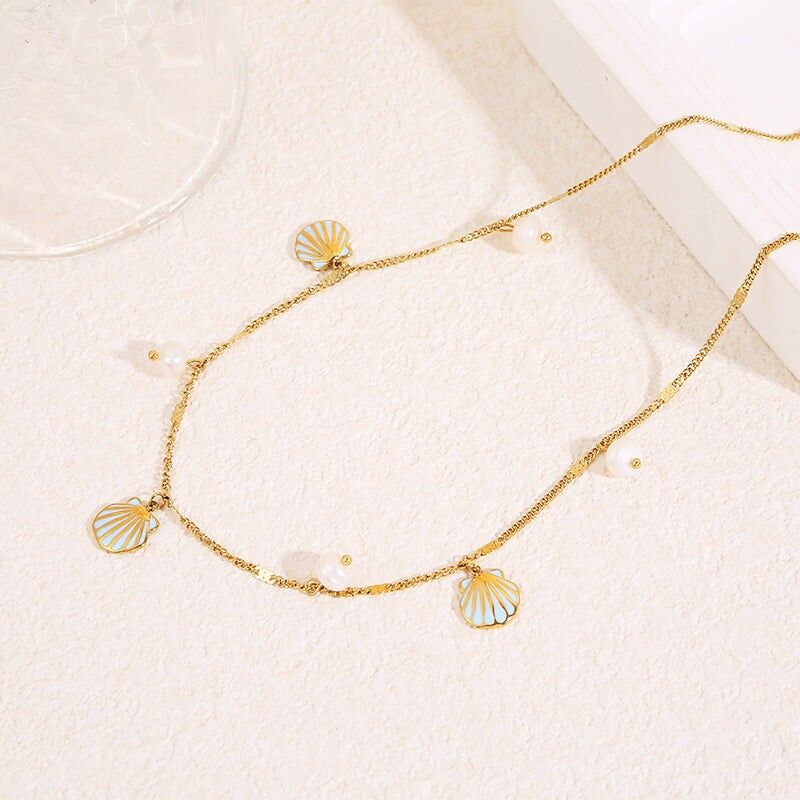 Feine Goldkette mit Perlen- und blauen Muschelanhängern