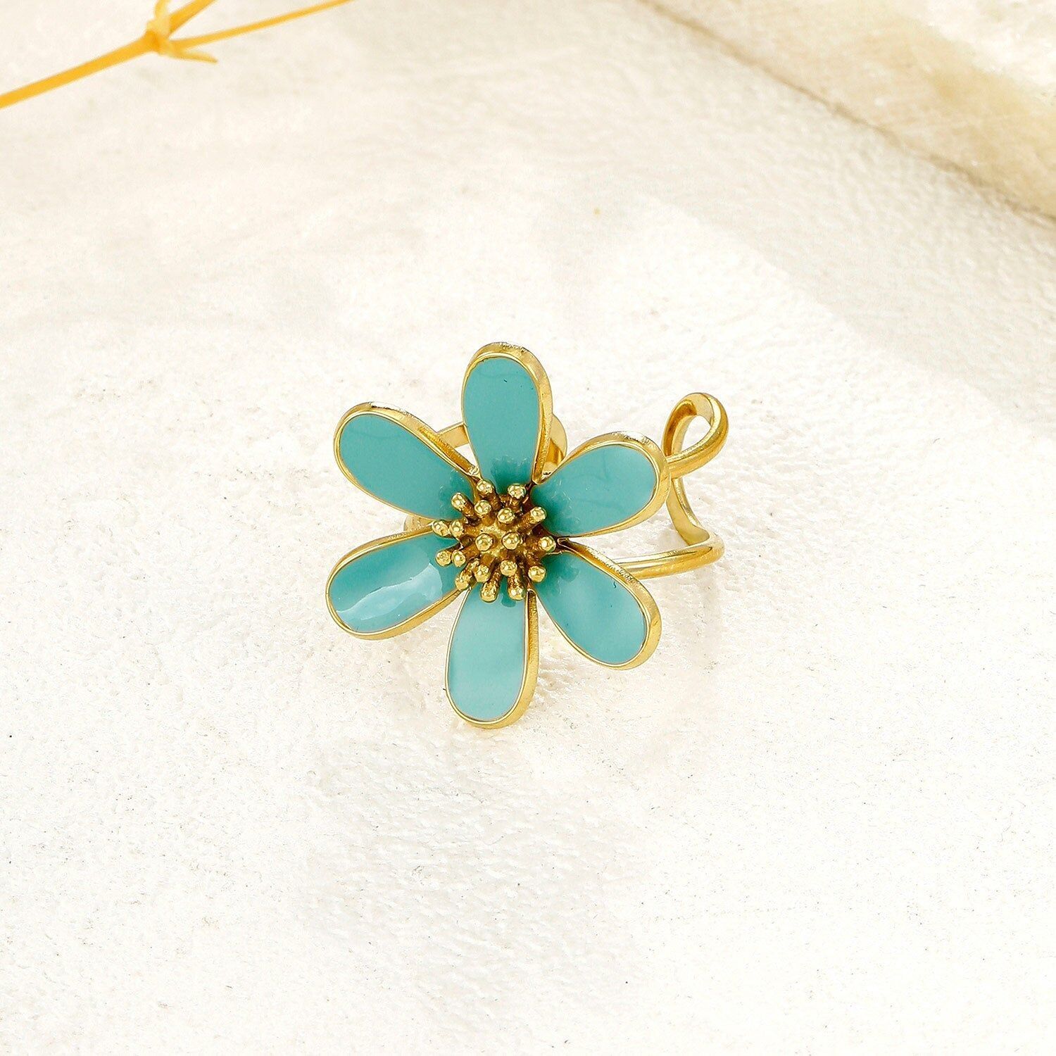 Goldring mit 6 Blütenblättern und blauen Gänseblümchen