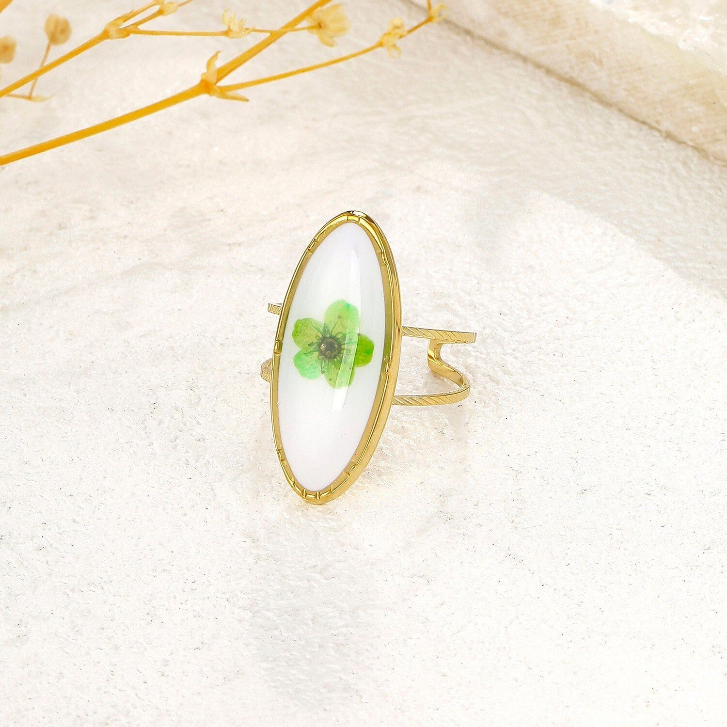 Ovaler Weißgoldring mit grüner Blume