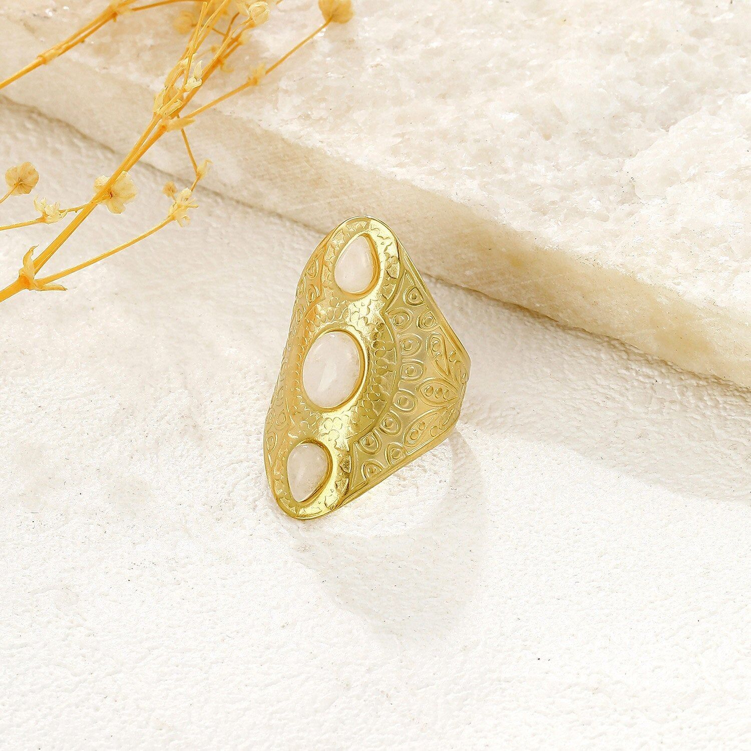 Goldring mit Gravuren und dreifachen Mondsteinen