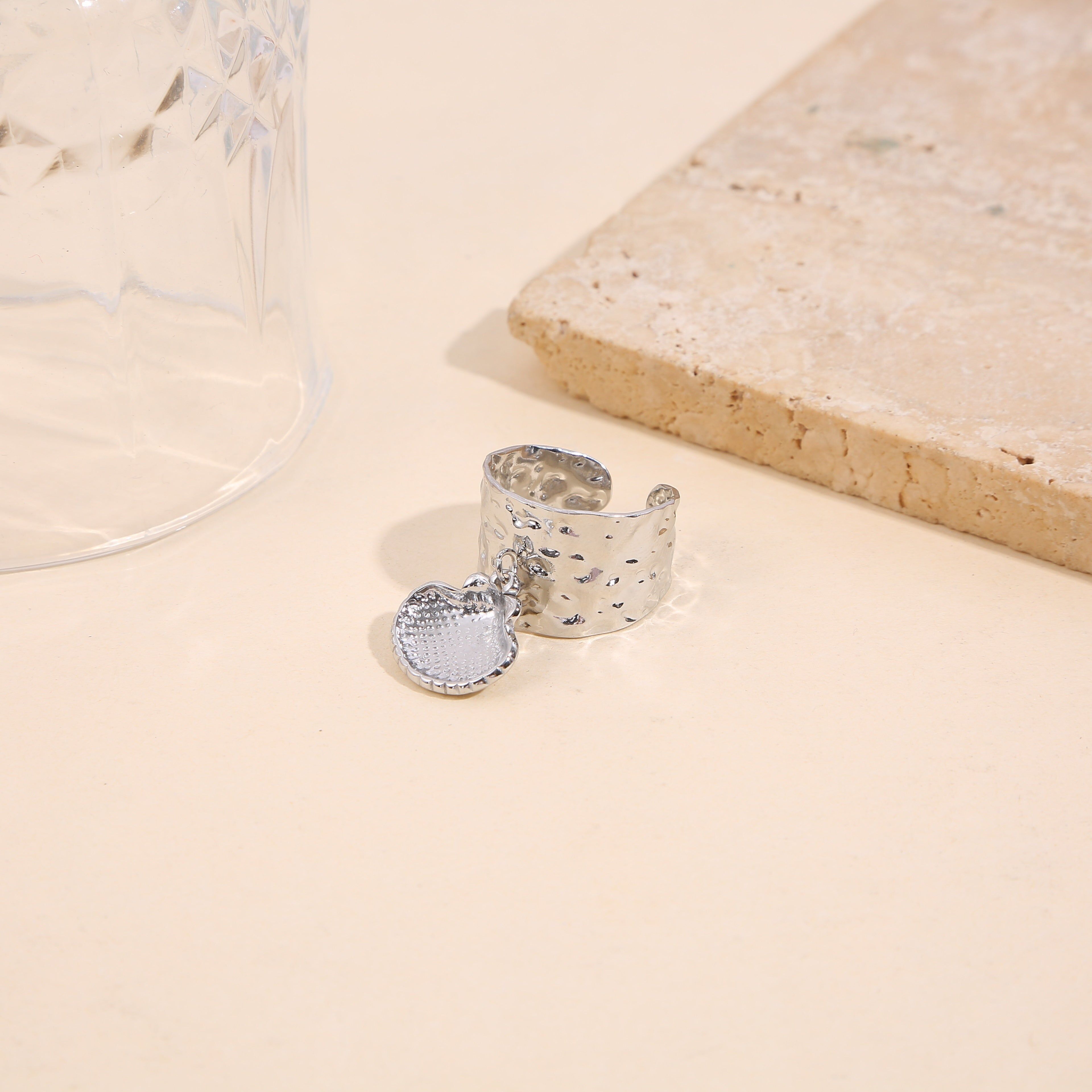 Großer gehämmerter Silberring mit Muschelanhänger