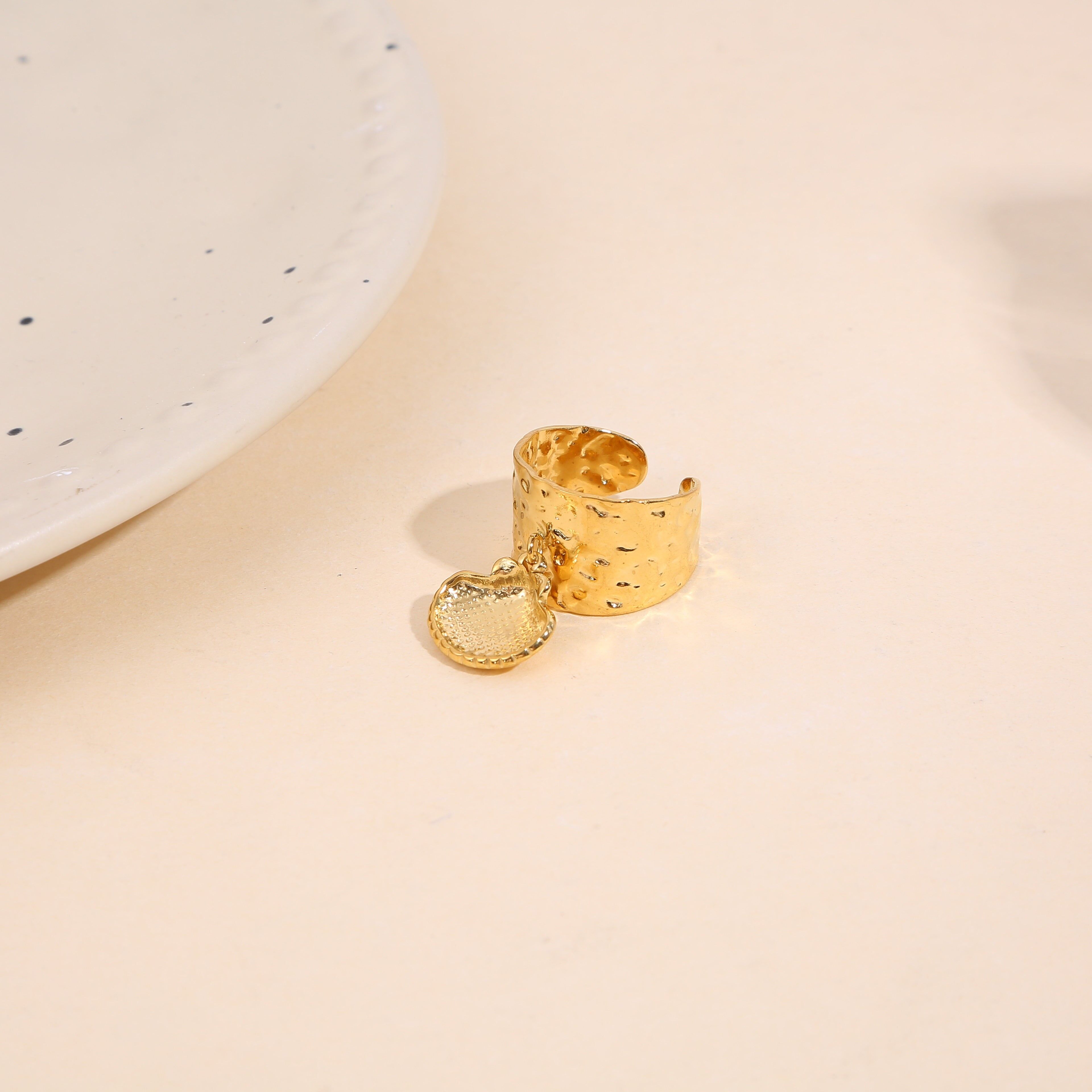 Großer gehämmerter Goldring mit Muschelanhänger