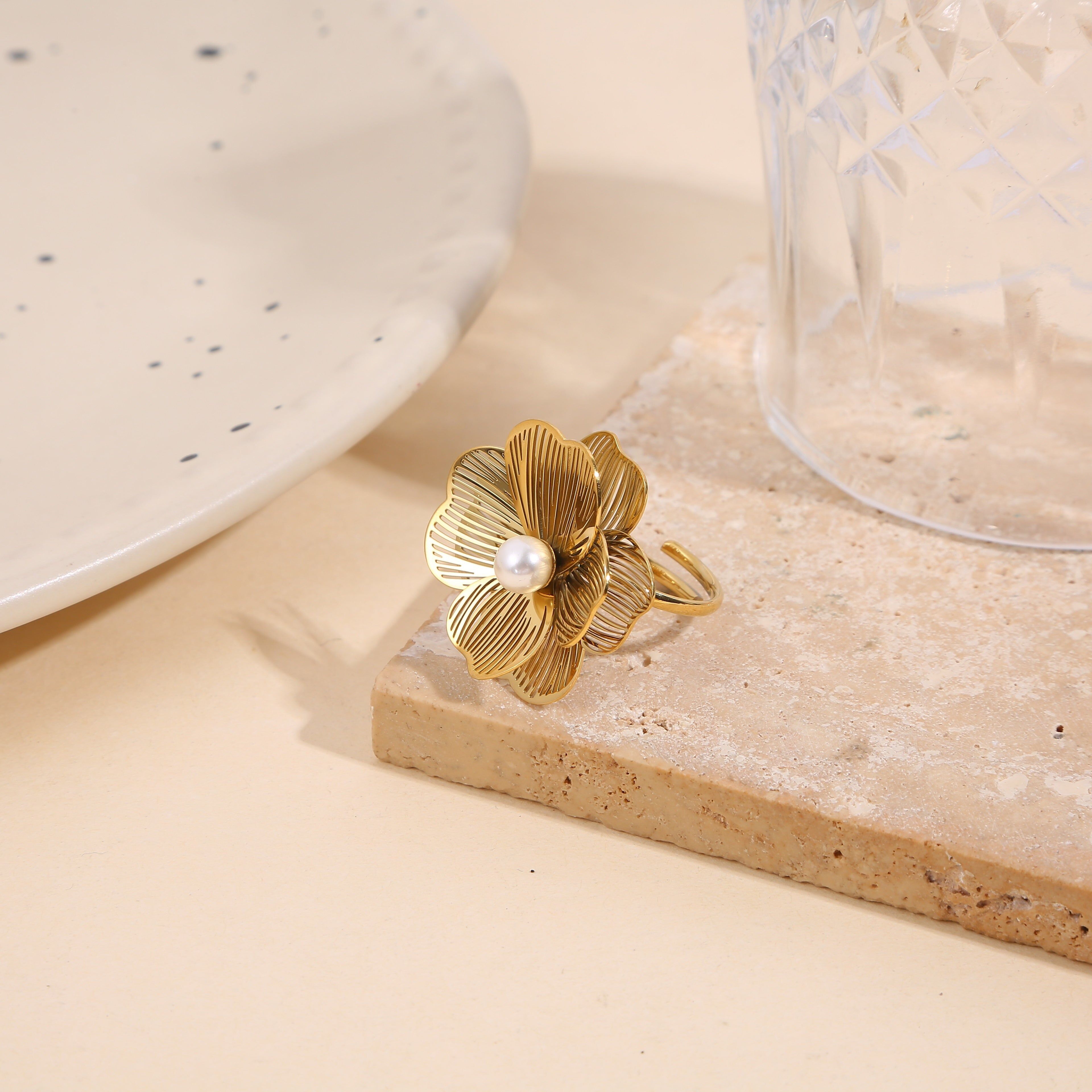 Strukturierter Goldring mit Perle