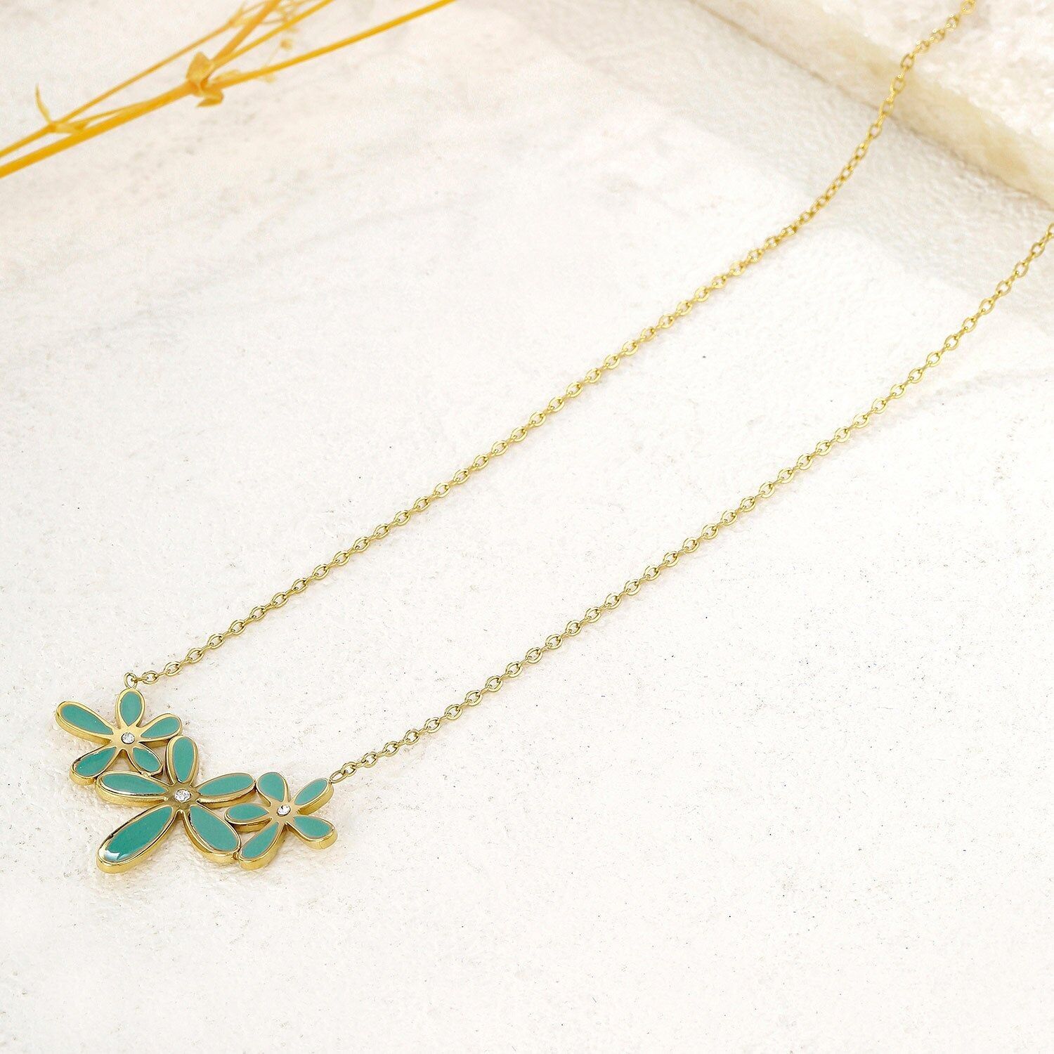 Dreifache Halskette mit blauen Blumen in Goldkette