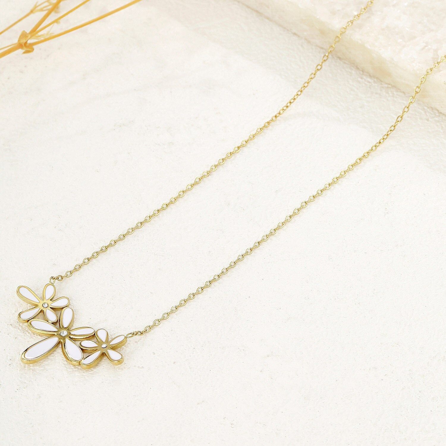 Halskette mit drei weißen Blumen in Gold