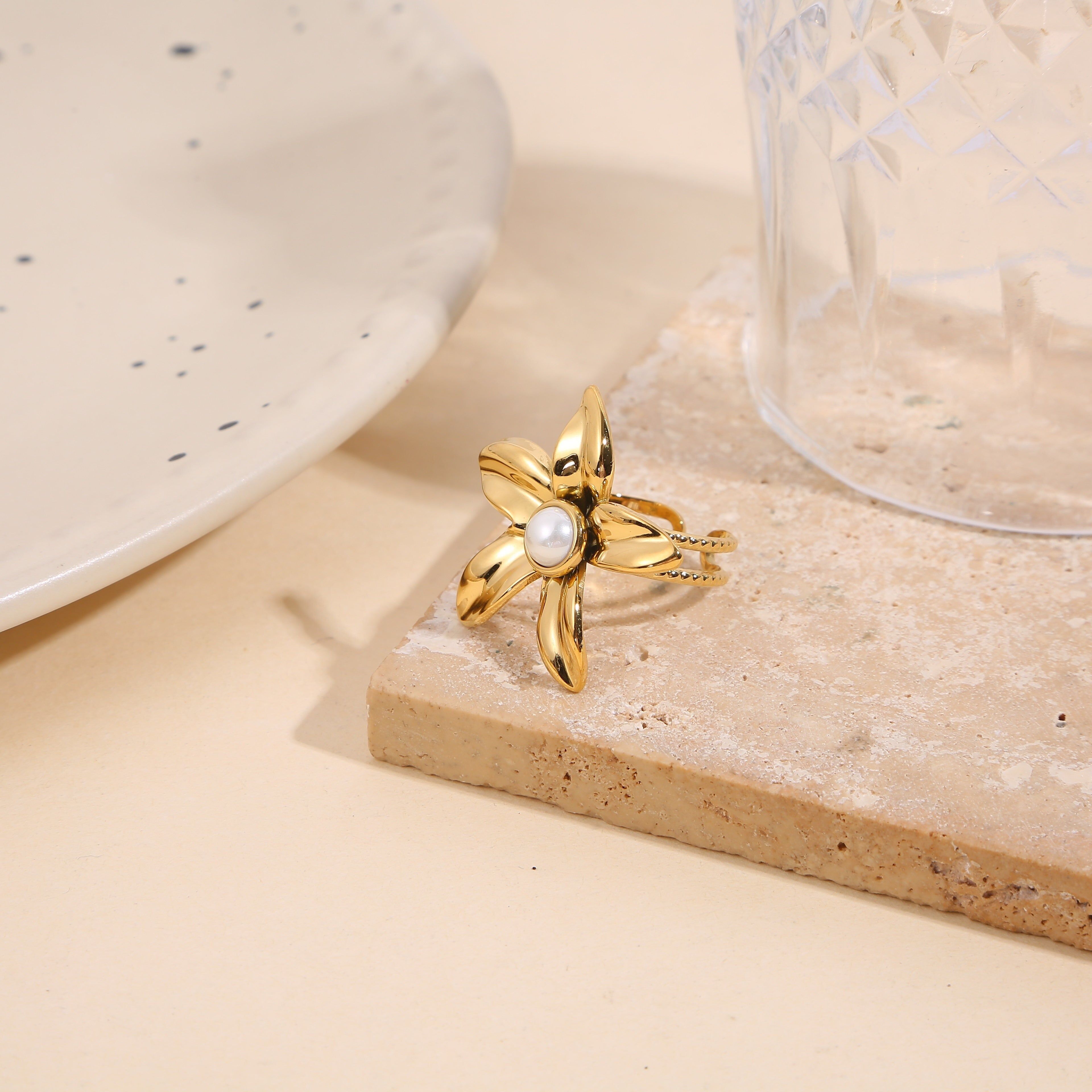 Goldener 5-Blütenblatt-Blumenring mit Perle