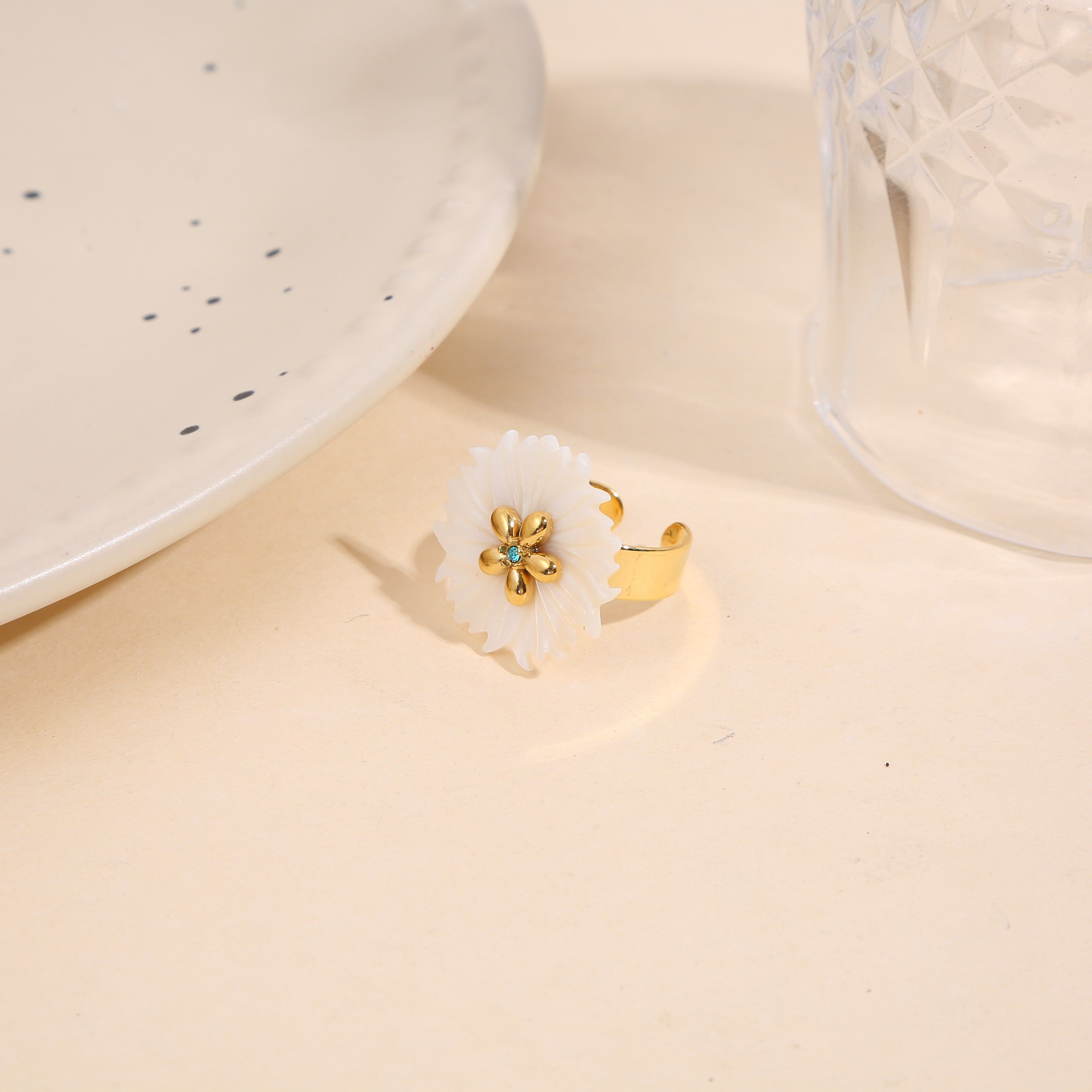 Goldener Perlmutt-Blumenring mit blauen Strasssteinen