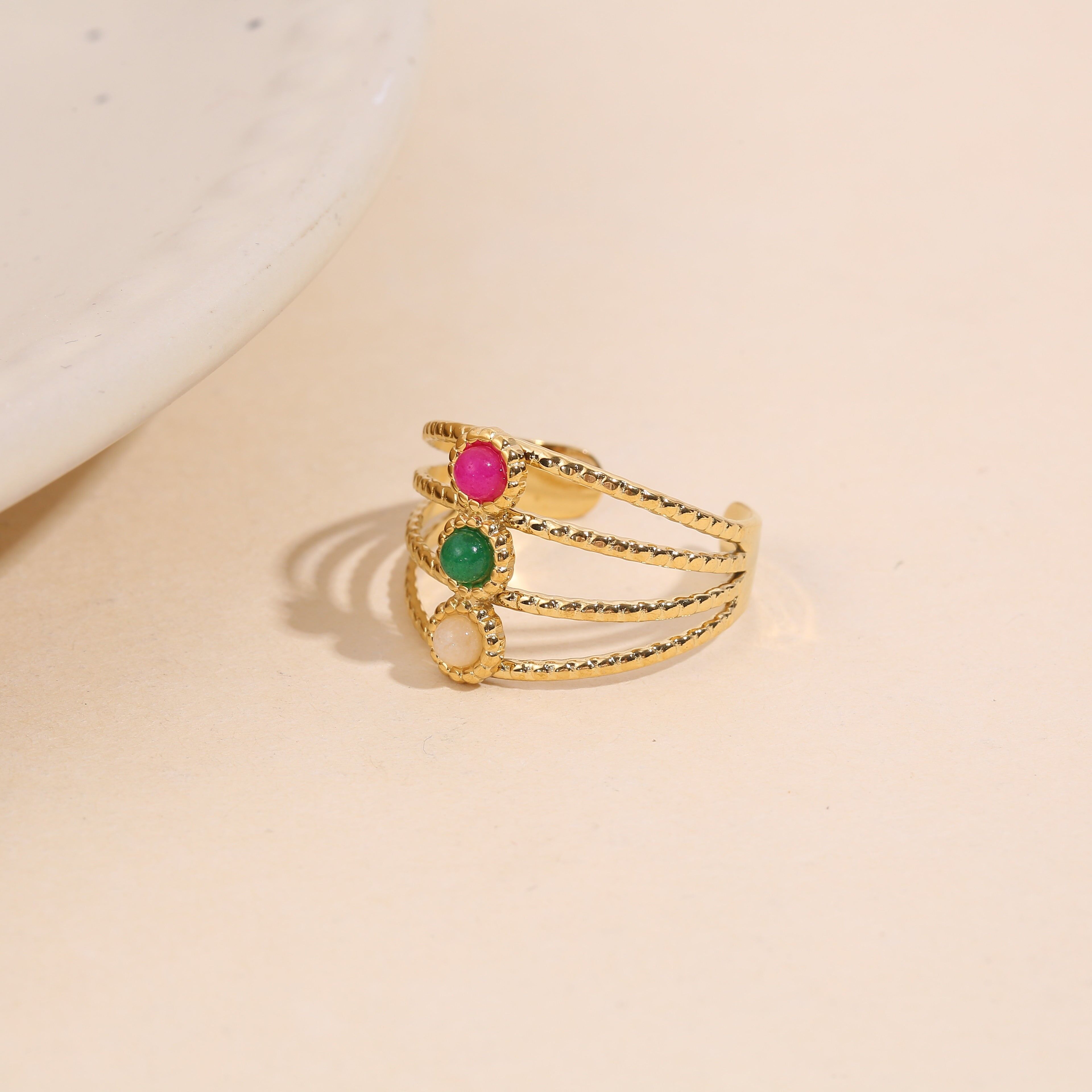 Dreireihiger Goldring mit drei fuchsiagrünen und beigen Steinen
