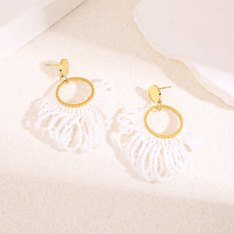 Goldene Ohrringe mit weißem Perlenblumenanhänger