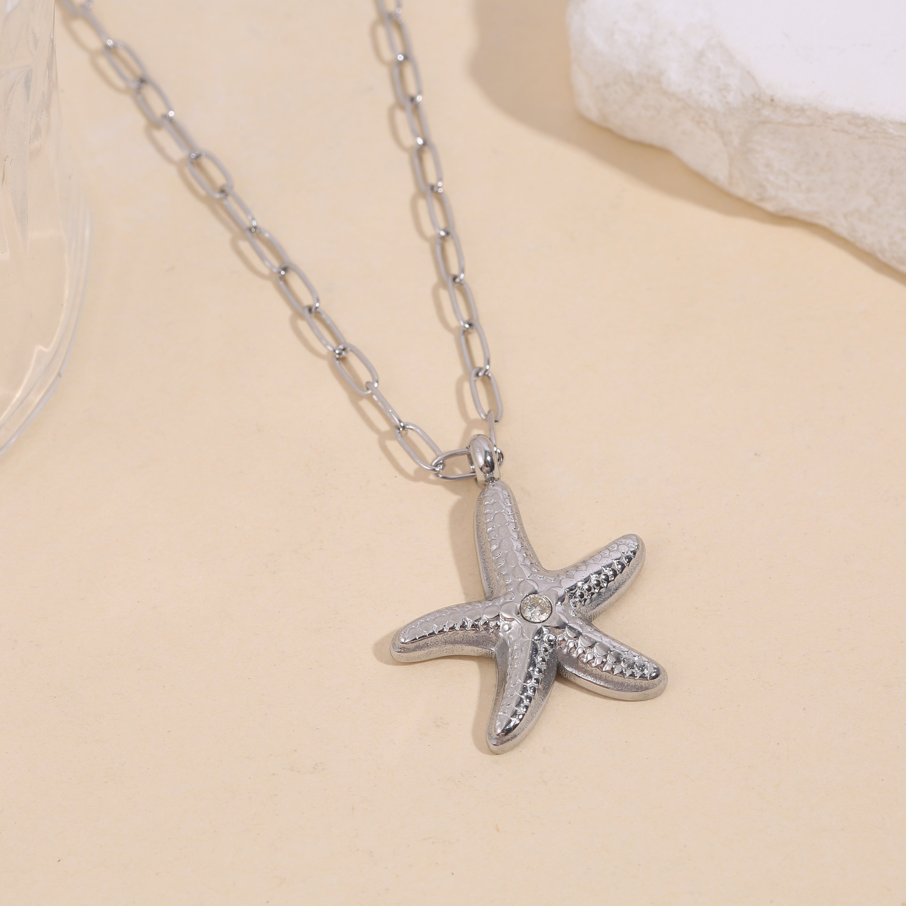 Silberne Halskette mit Seesterngliedern und Strasssteinen
