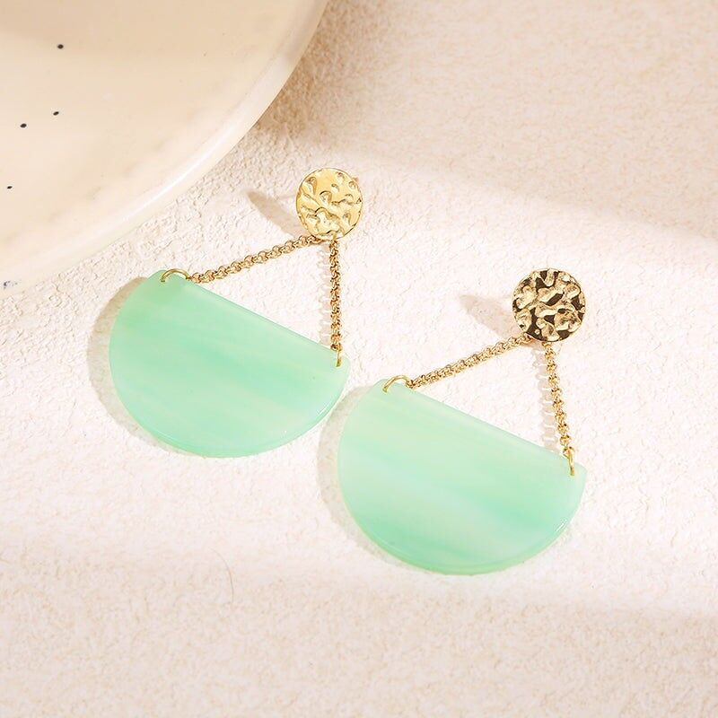 Gehämmerte Goldohrringe mit baumelnden Ketten aus grünem Harz