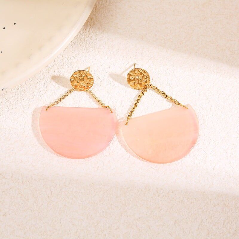 Gehämmerte Goldohrringe mit baumelnden Ketten aus rosa Harz