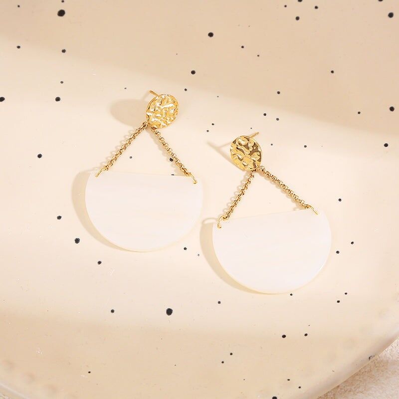 Gehämmerte Goldohrringe mit baumelnden Ketten aus weißem Harz