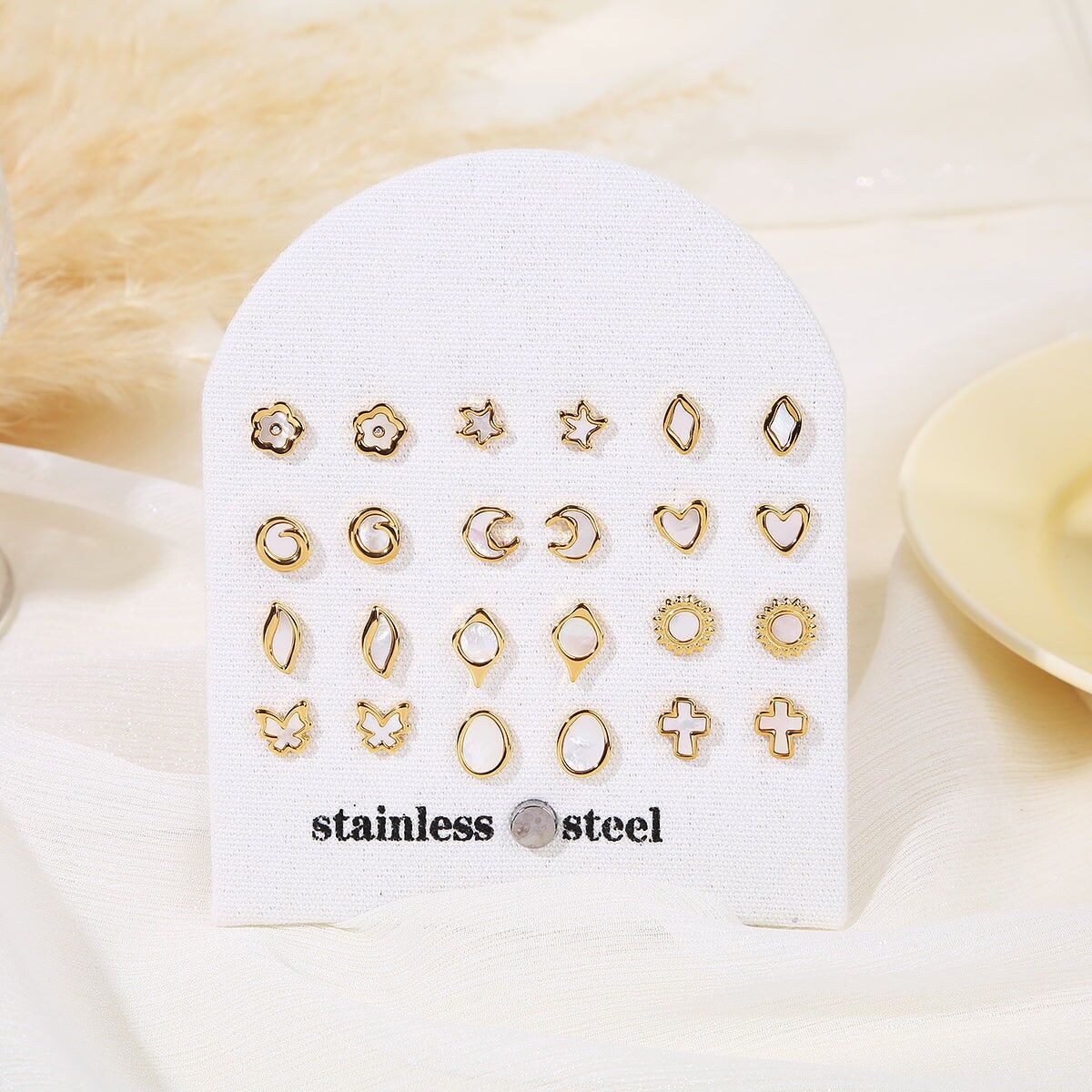 Set mit 12 Paar Ohrsteckern aus Perlmutt auf dem Display