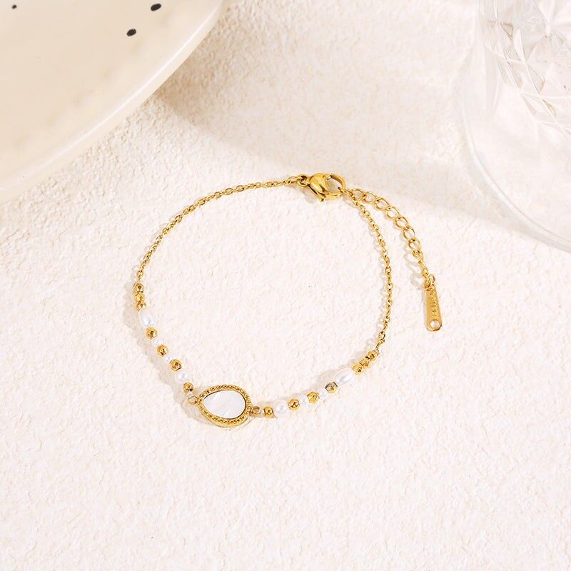 Goldarmband mit tropfenförmigem Perlmutt