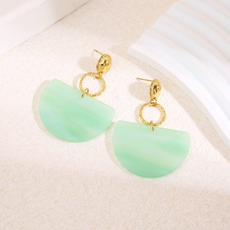 Runde, baumelnde Ohrringe aus goldenem und grünem Harz