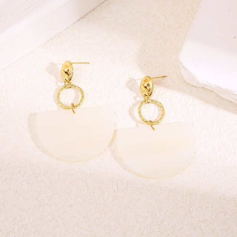 Runde, baumelnde Ohrringe aus goldenem und weißem Harz