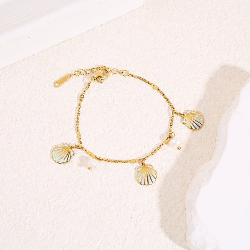 Feines Goldkettenarmband mit blauen Muschelanhängern und Perlen