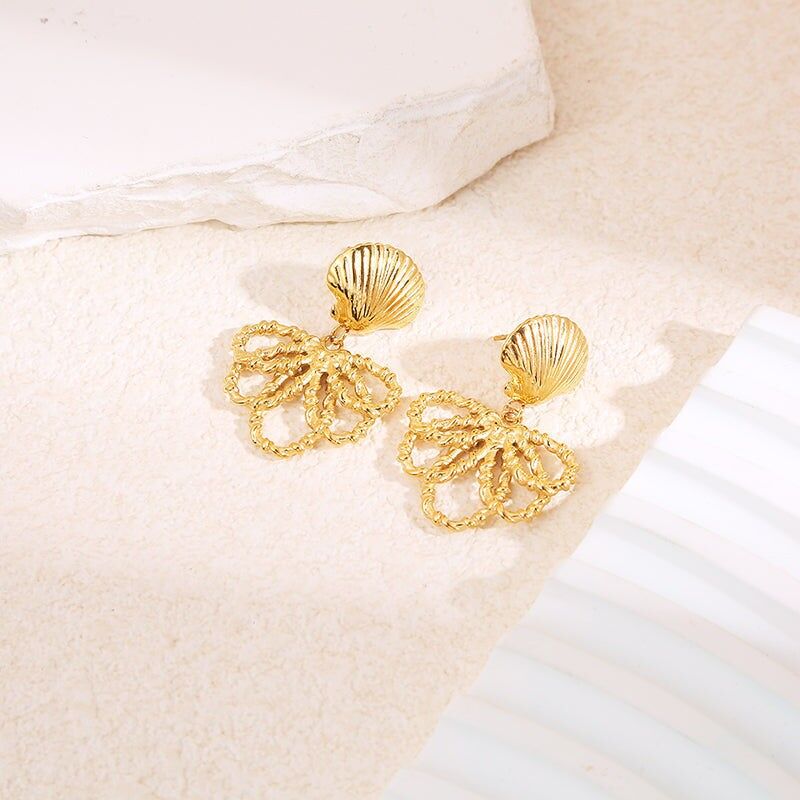 Goldene Muschelohrringe mit baumelnder Blume