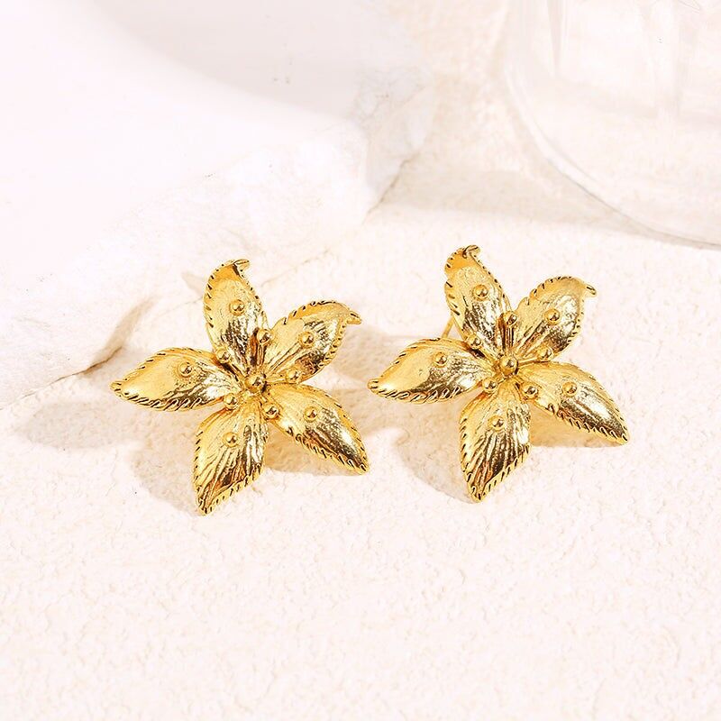 Goldene Blumenohrringe mit Punkten