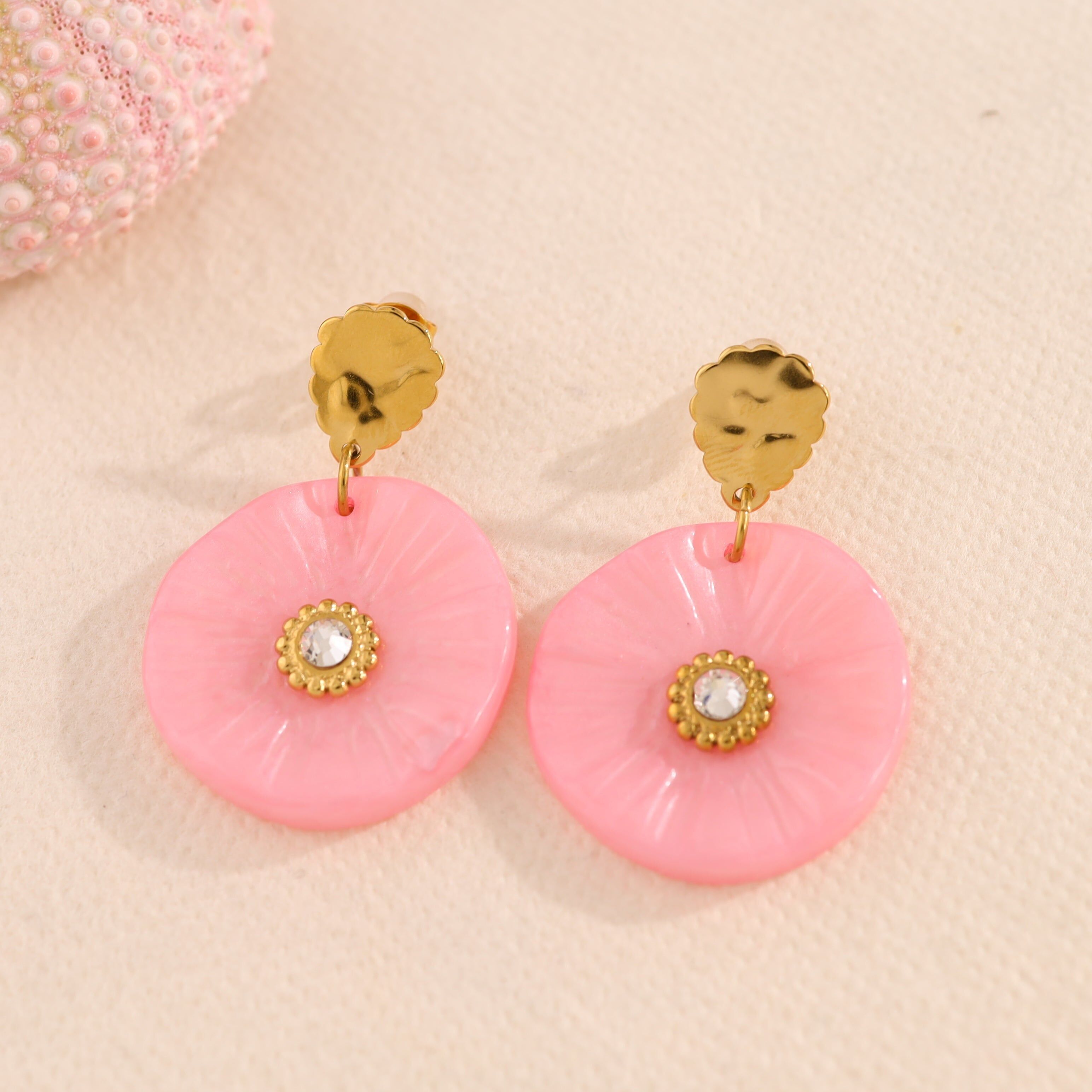 Gehämmerte goldene Ohrhänger mit rosa Harz-Strasssteinen