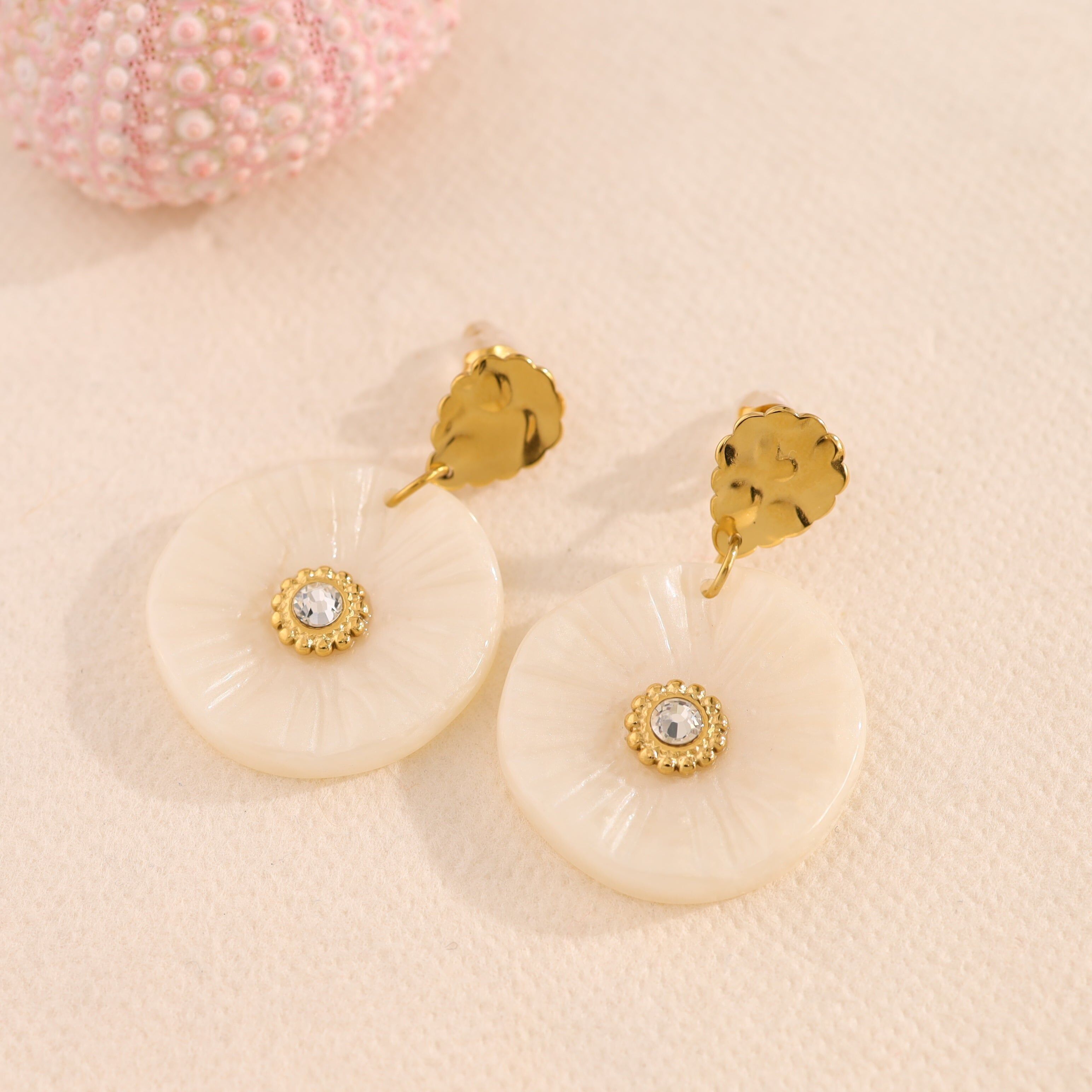 Gehämmerte goldene Ohrhänger mit ecrufarbenen Harz-Strasssteinen