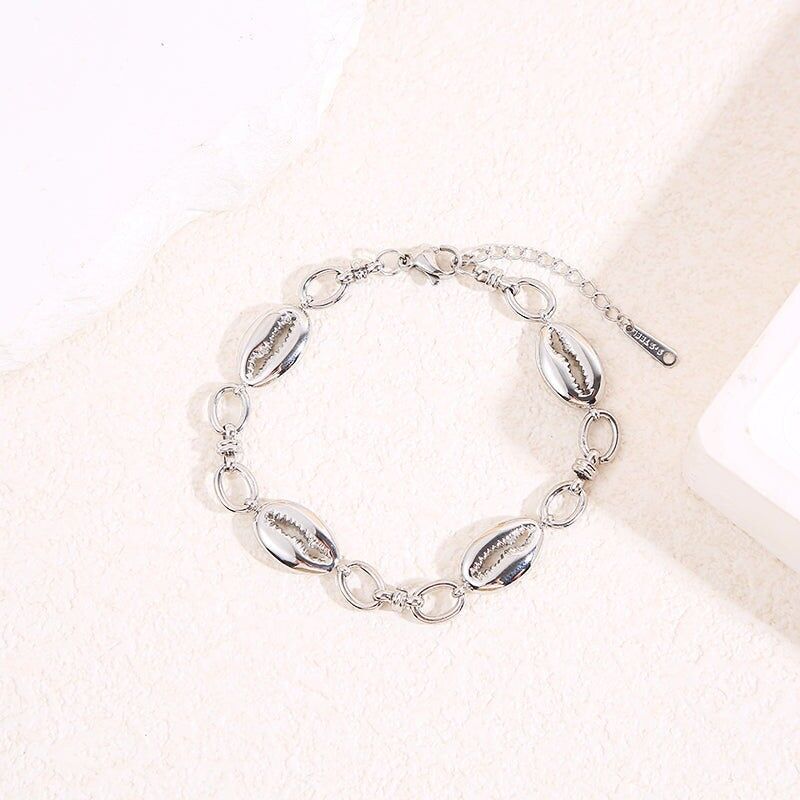 Goldkettenarmband mit 4 silbernen Muscheln