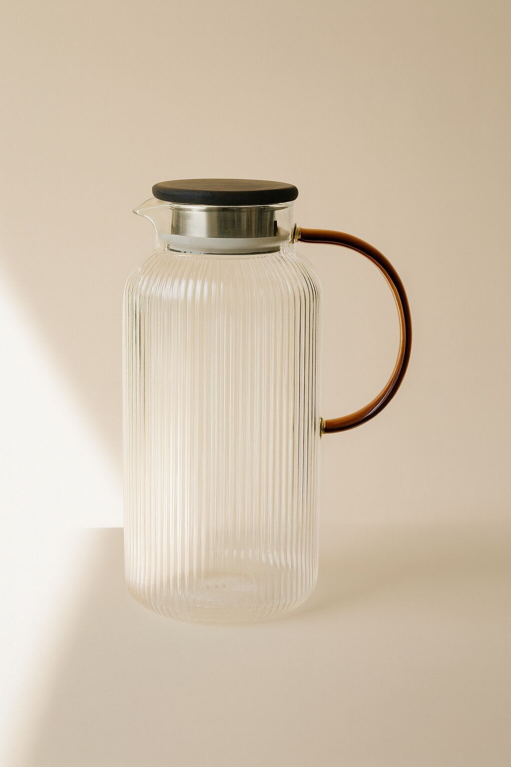 KARL 2L Braunglaskrug aus Borosilikatglas mit Henkel