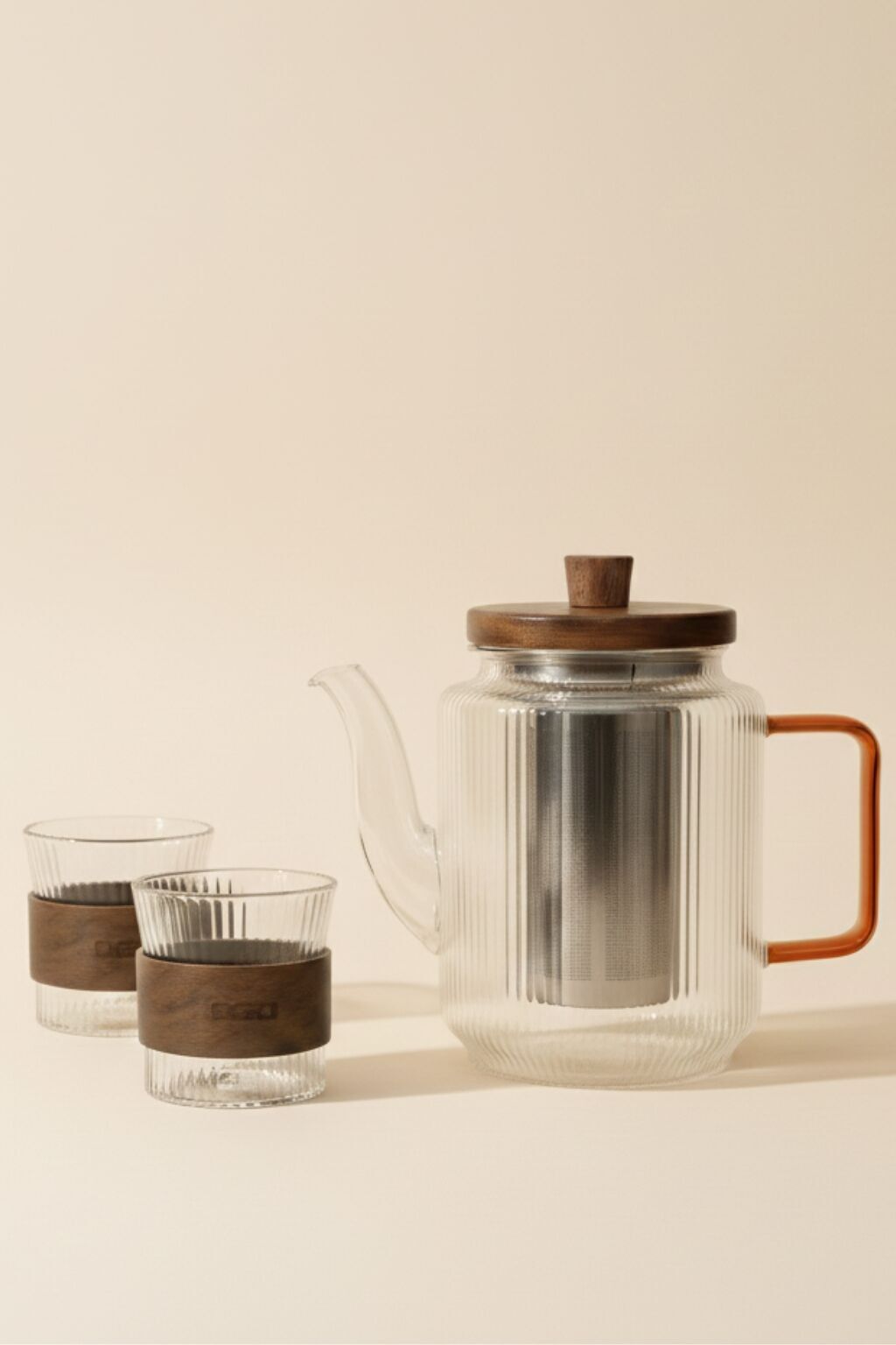 KARL 550ml Teekannen-Geschenkset mit zwei 15cl Borosilikatglas-Tassen und bernsteinfarbenen Griffen