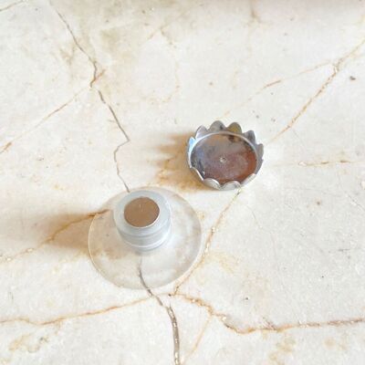 Magnetic soap dish