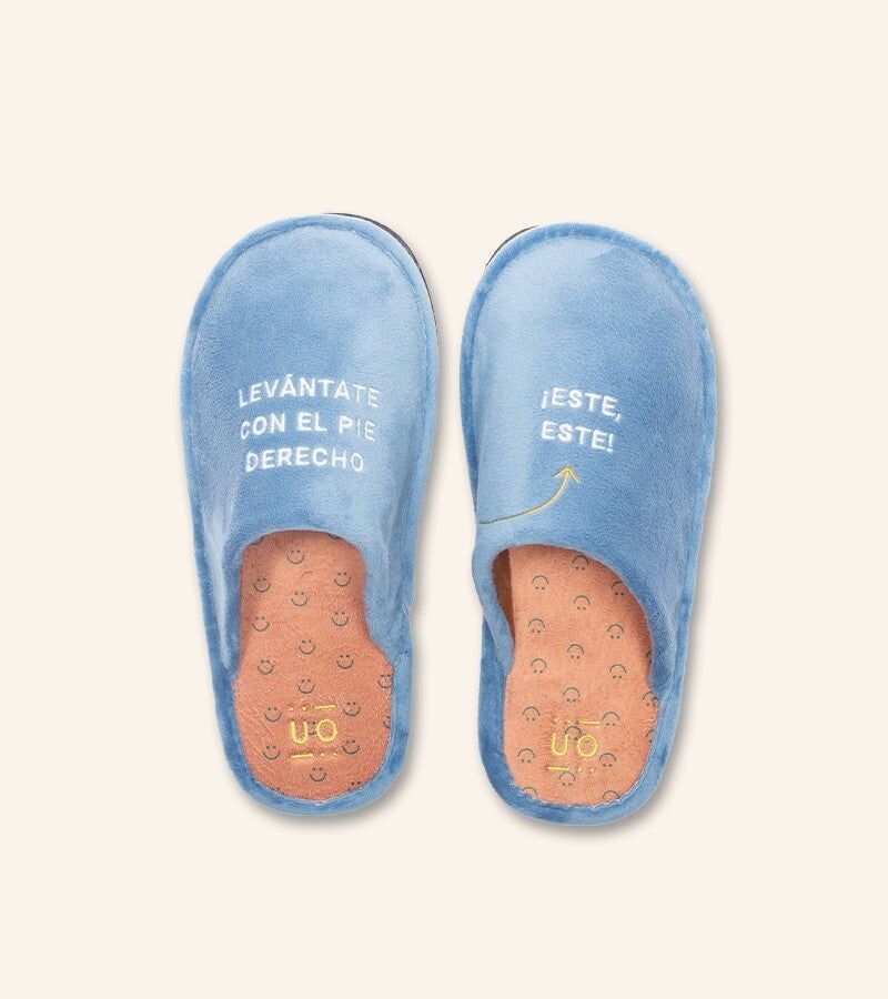 Ciabatte con sorriso "Alza il piede destro"