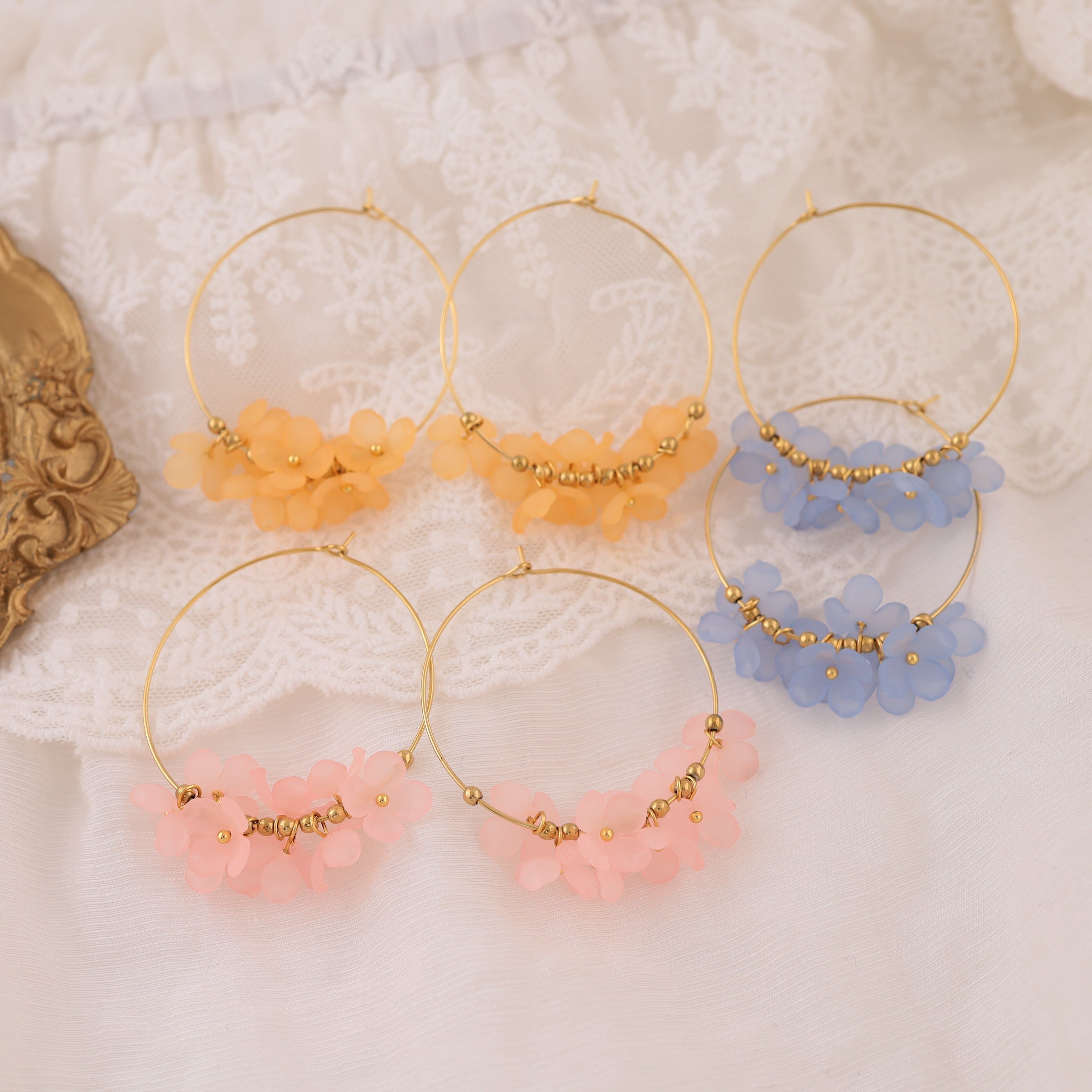 Mini-Creolen mit blauen Blumen und goldenen Perlen