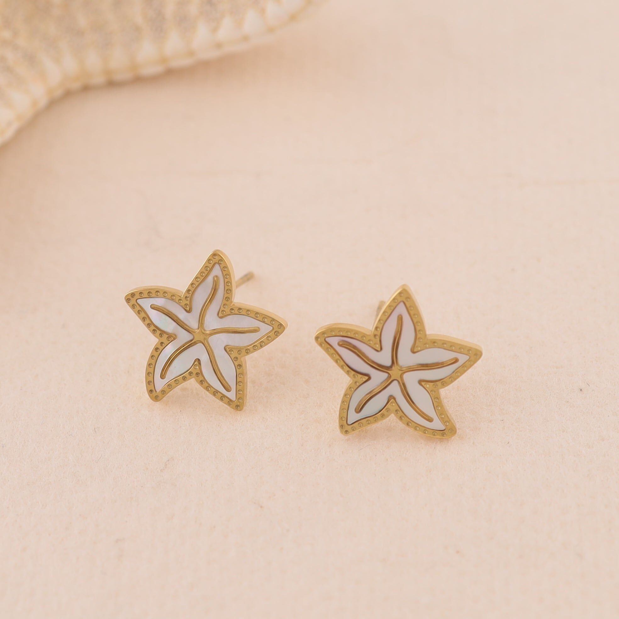 Orecchini a bottone a forma di stella marina perlata
