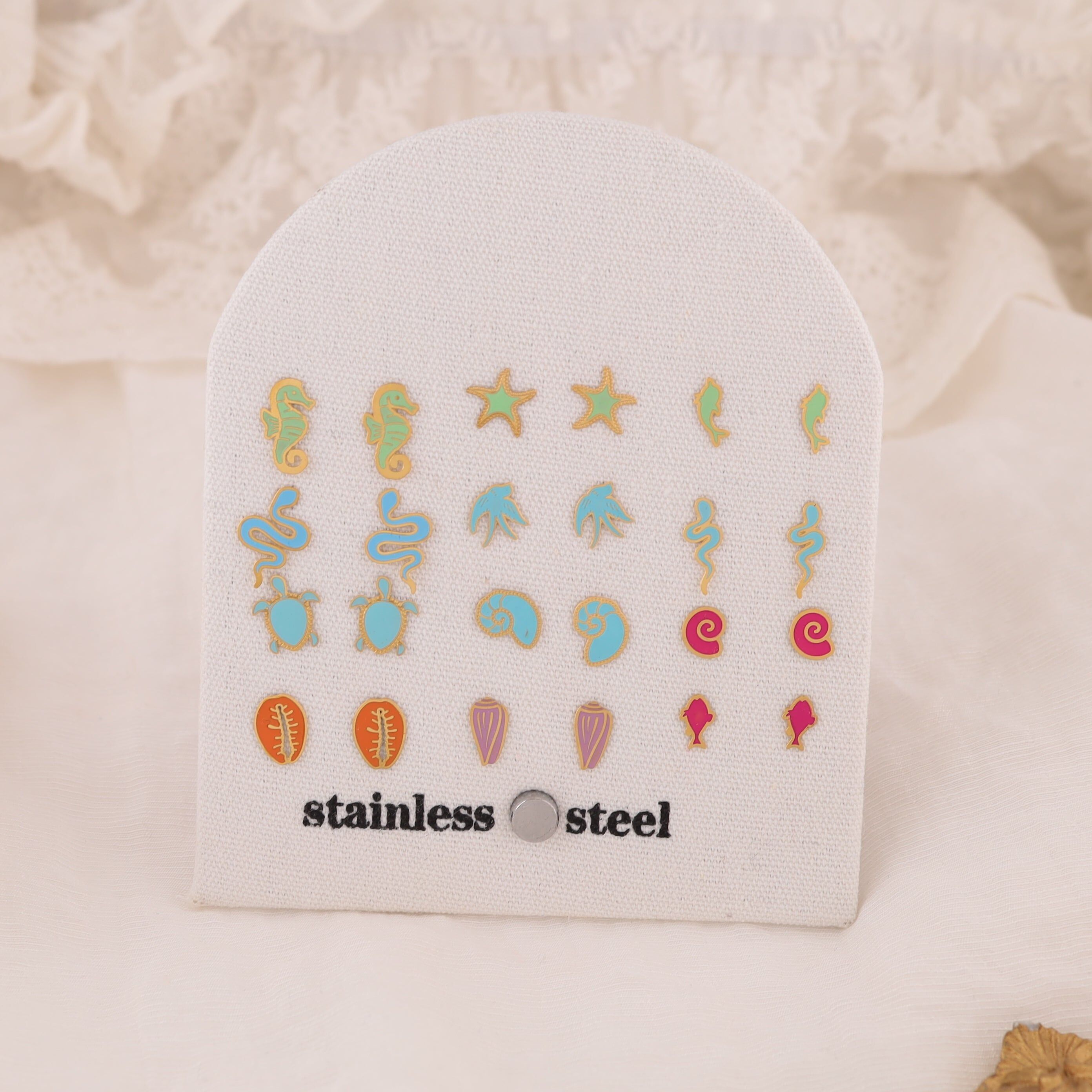 Set di 12 orecchini colorati a tema marino in esposizione
