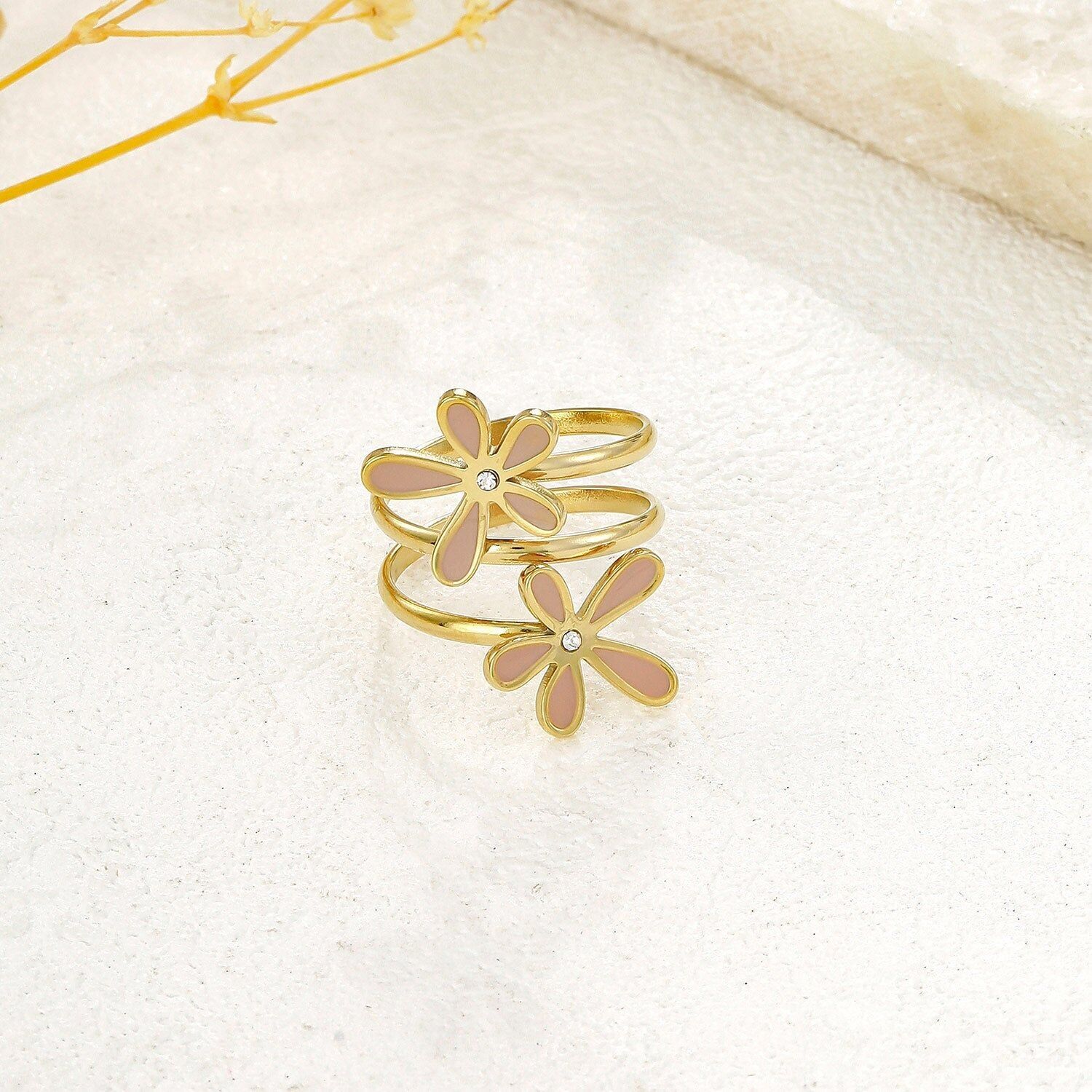 Anello a spirale dorata con doppi fiori rosa