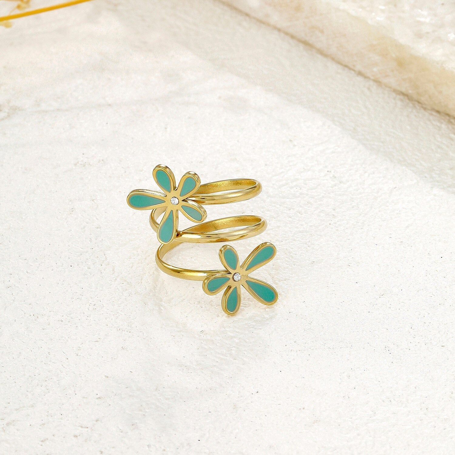 Anello a spirale dorata con doppi fiori blu