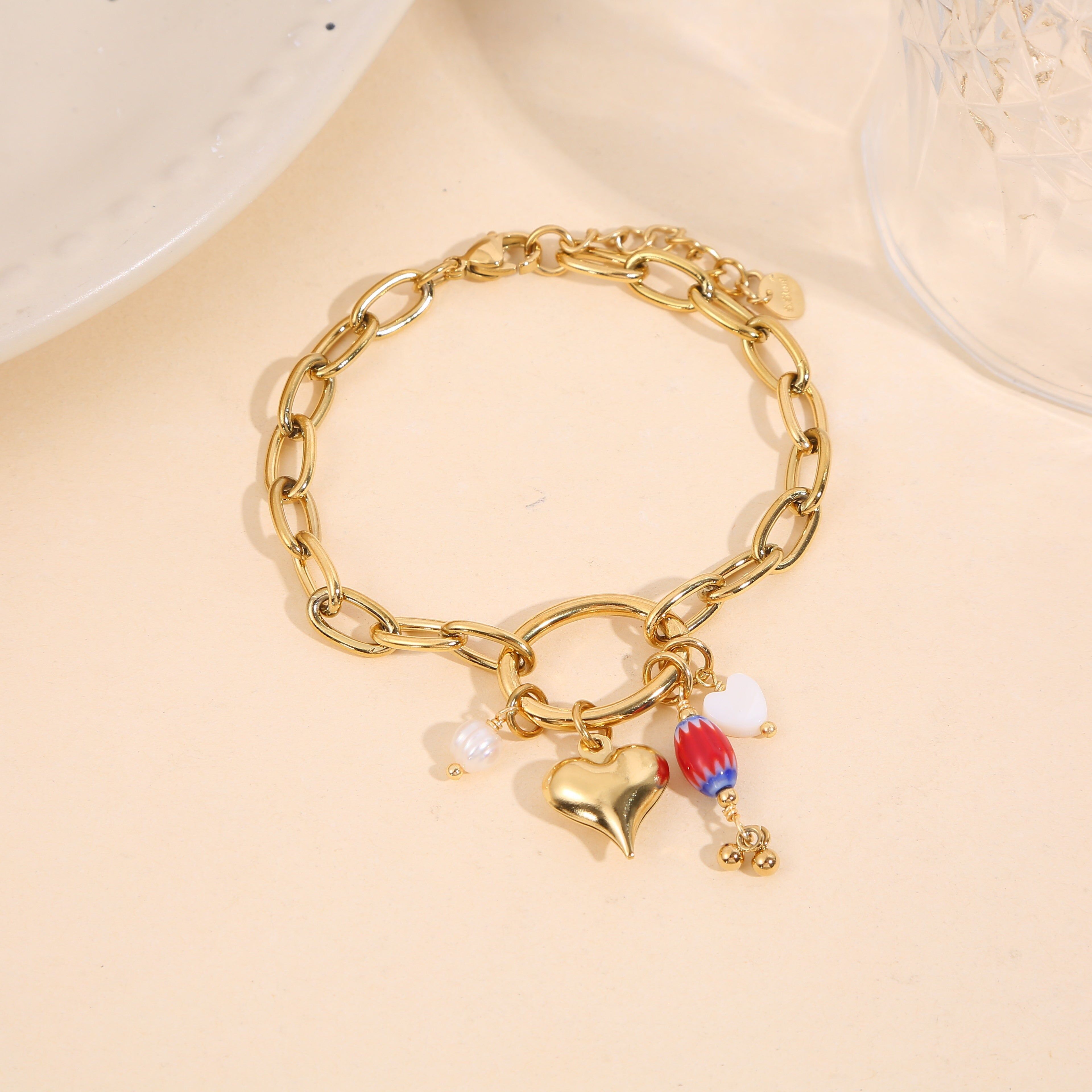 Bracciale a maglie in oro con anello a cuore e perle