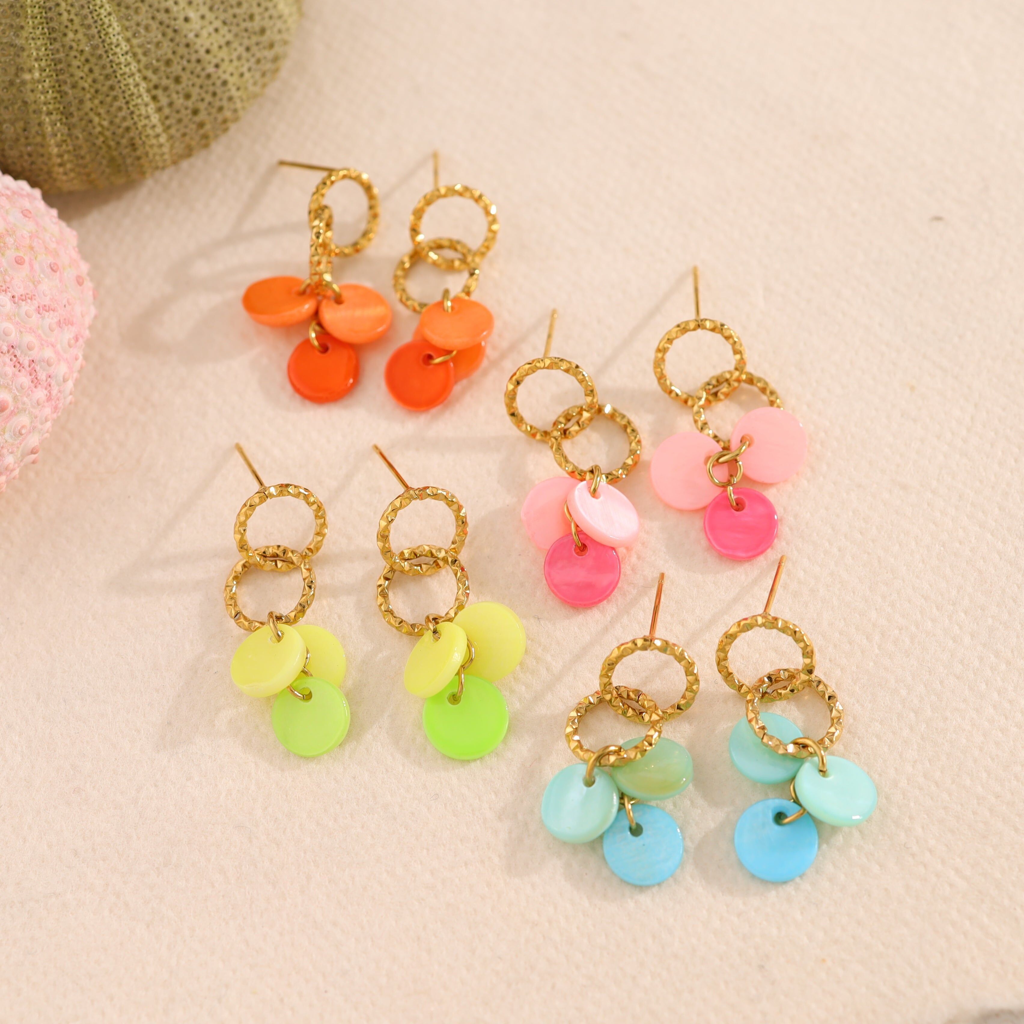 Mini orecchini pendenti a disco blu placcati in oro