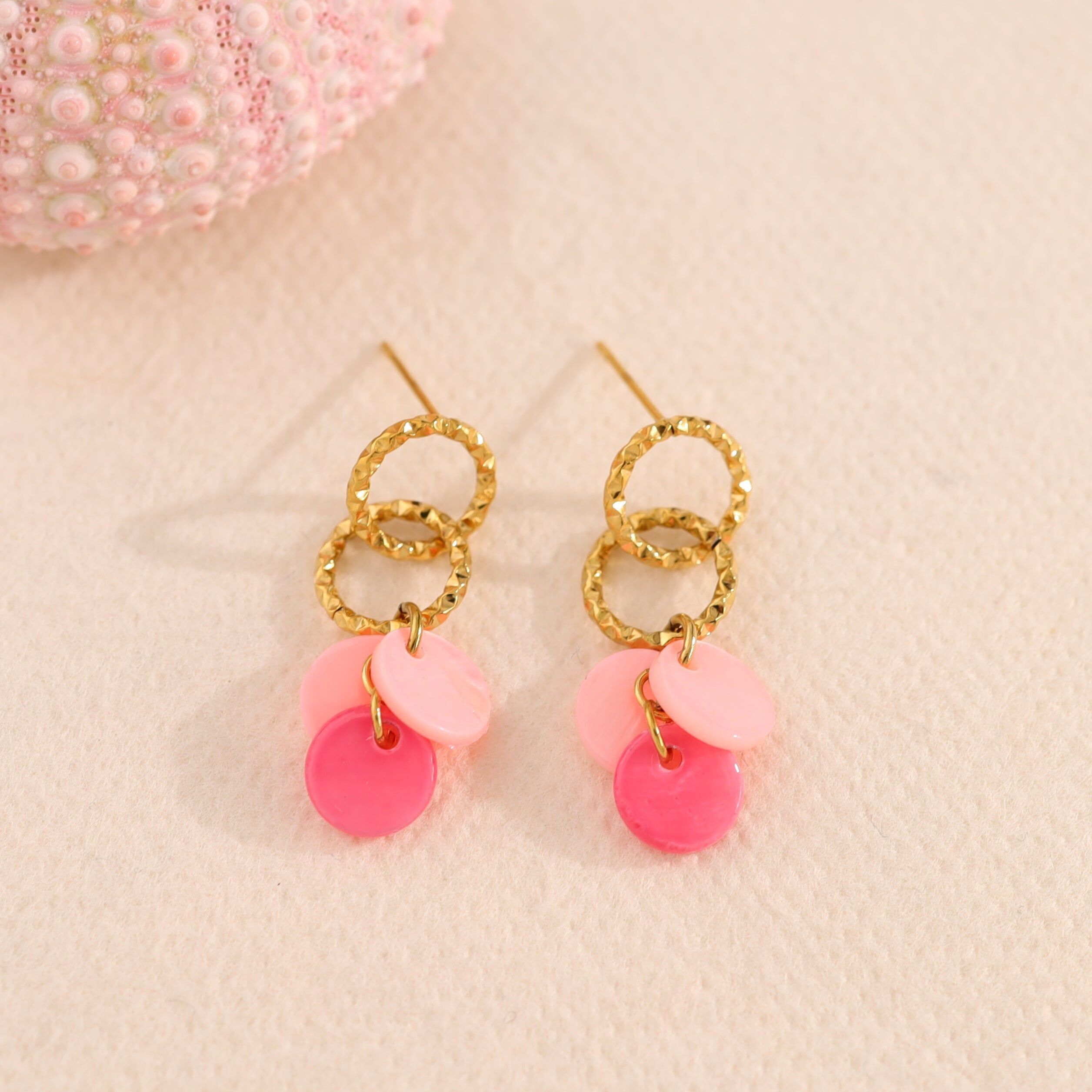 Orecchini pendenti placcati in oro con mini dischi rosa