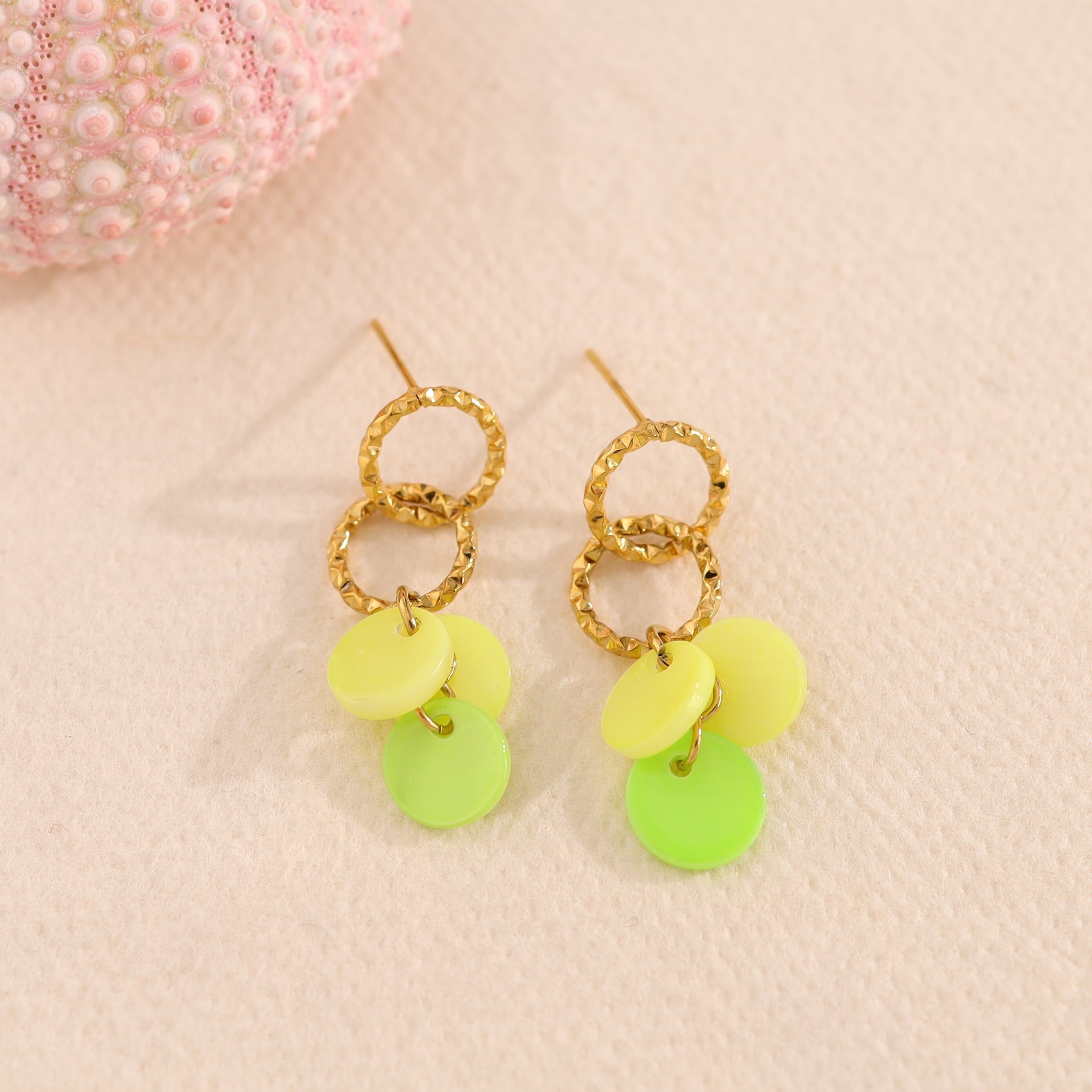 Mini orecchini pendenti a disco verde placcati in oro