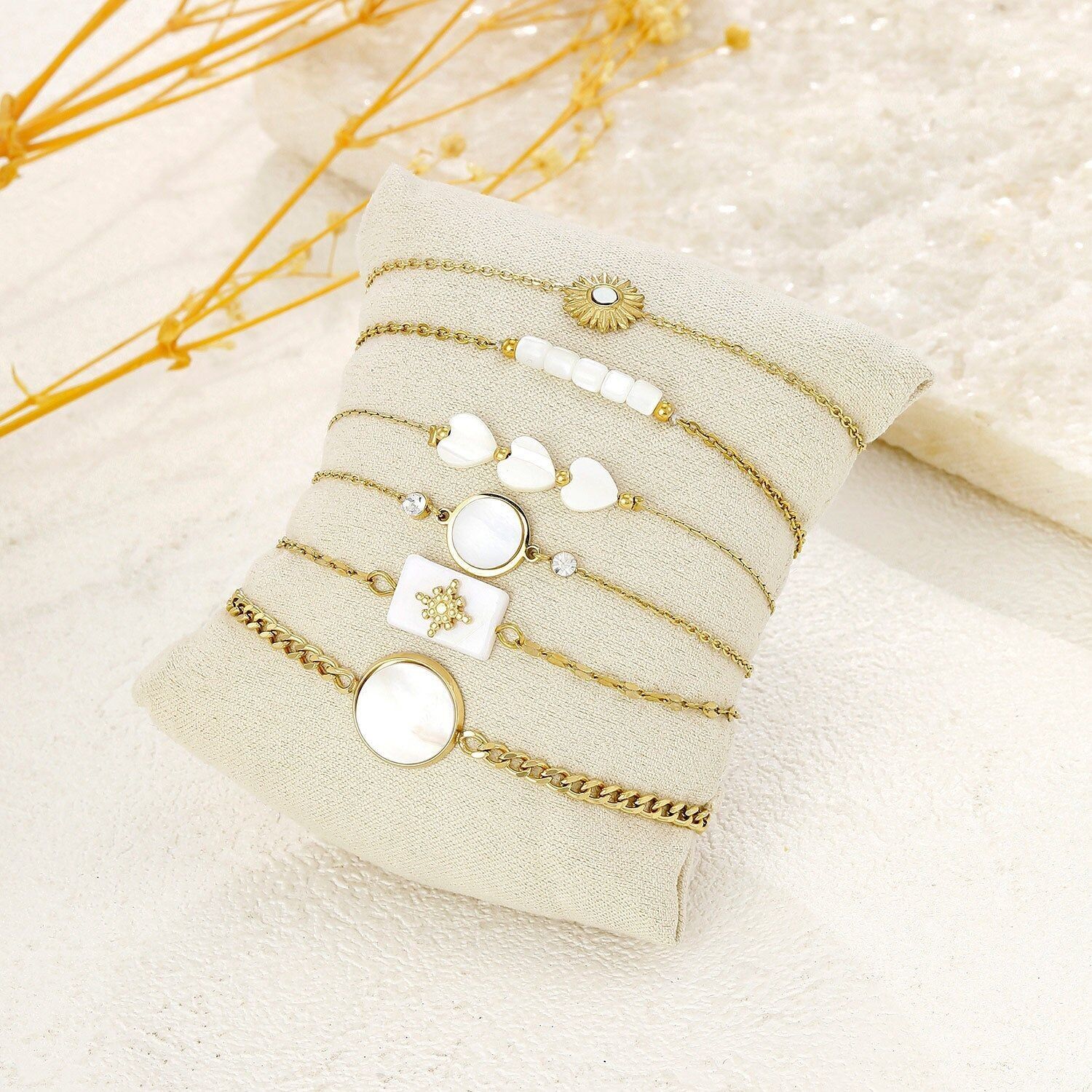 Set di 6 braccialetti bianchi con triplo cuore