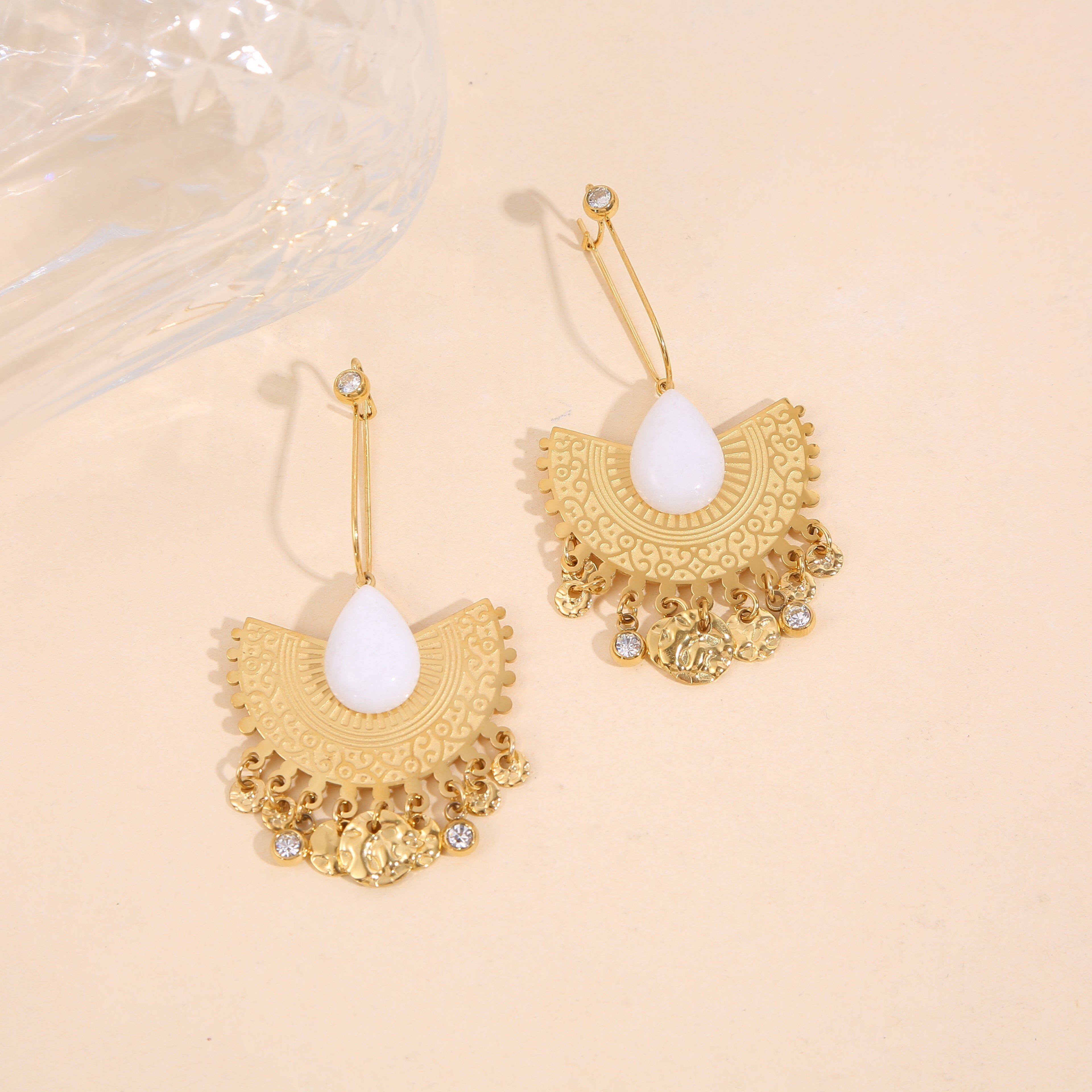 Orecchini pendenti in oro con incisione di strass in pietra bianca