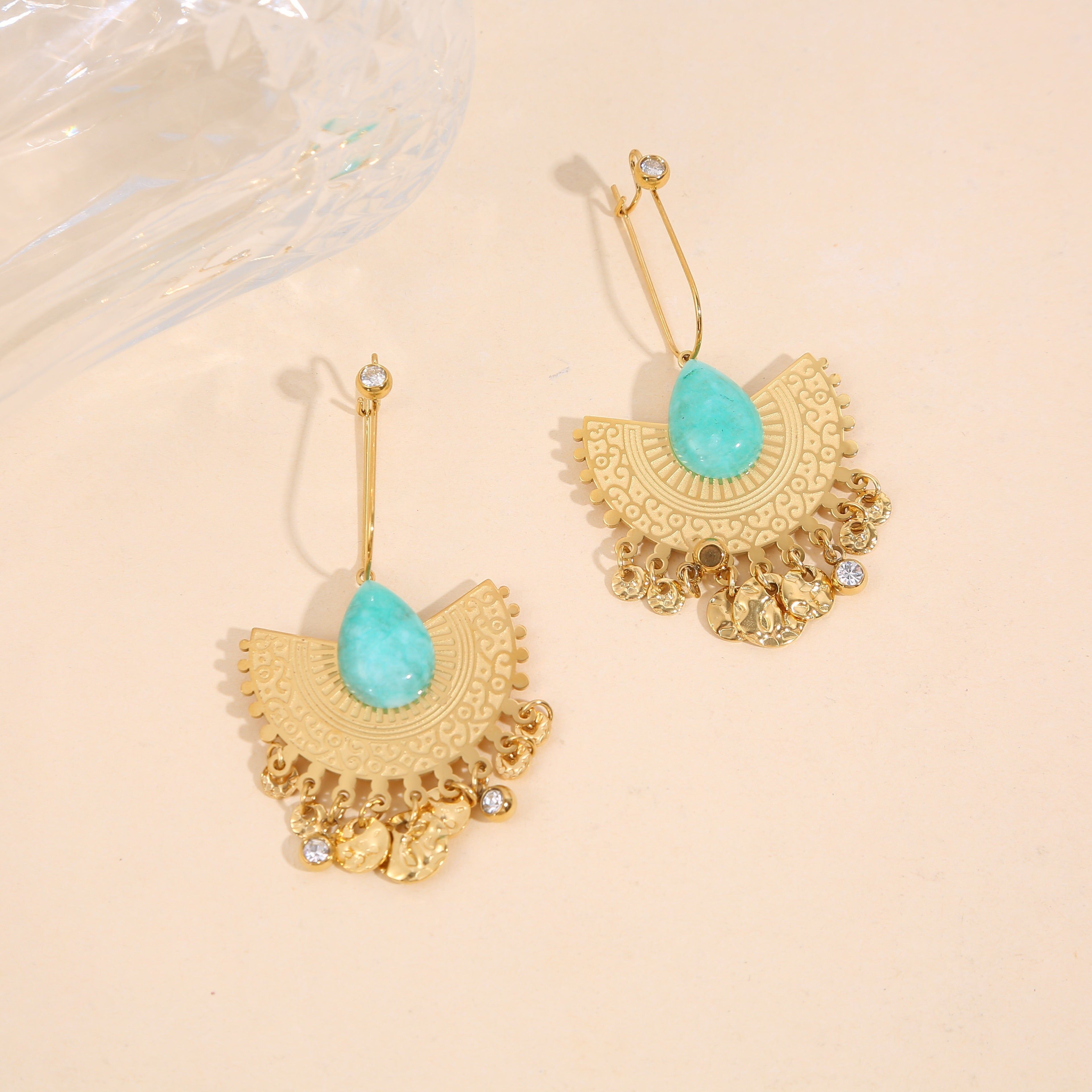 Orecchini pendenti in oro con incisione di strass in pietra blu