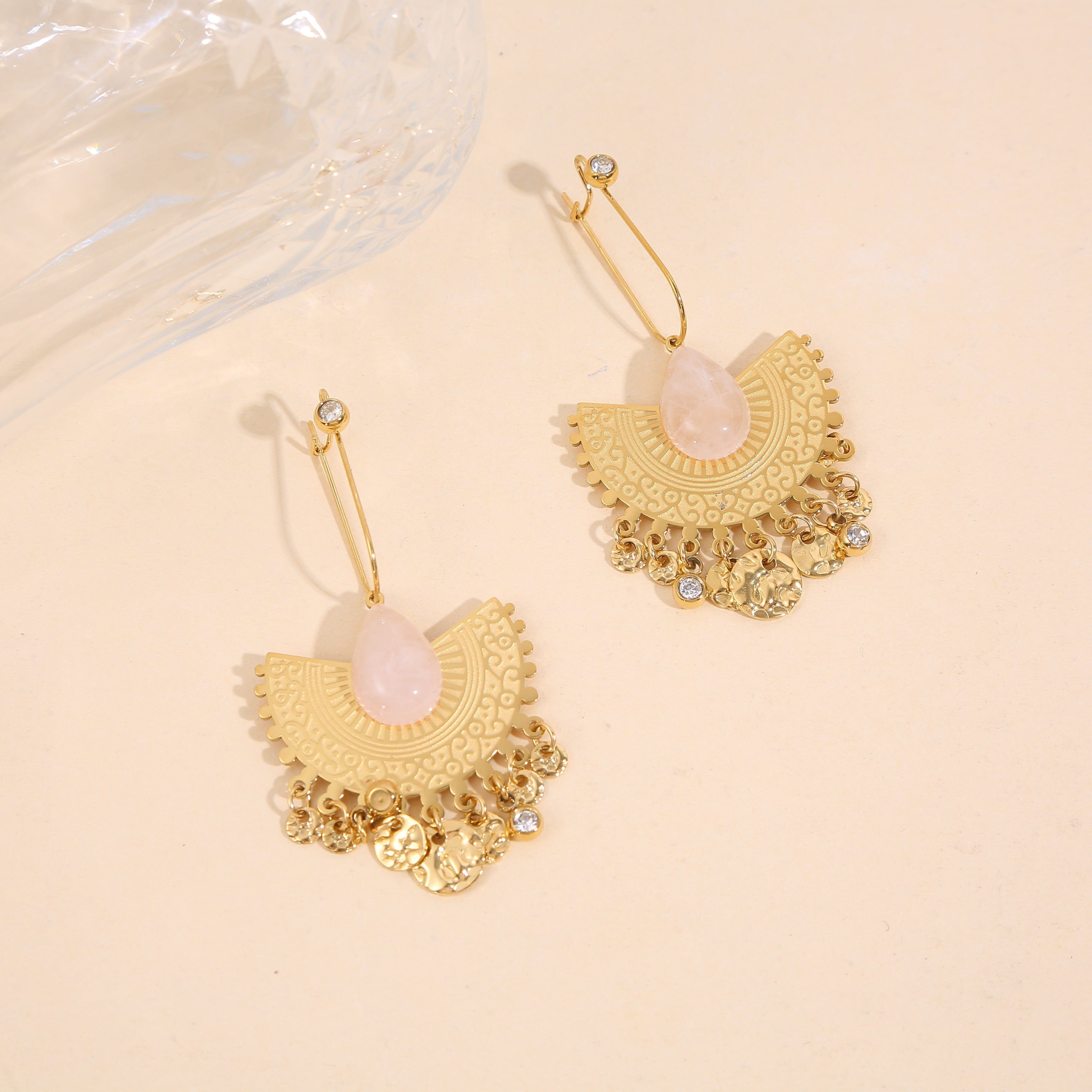 Orecchini pendenti in oro con incisione di strass in pietra rosa