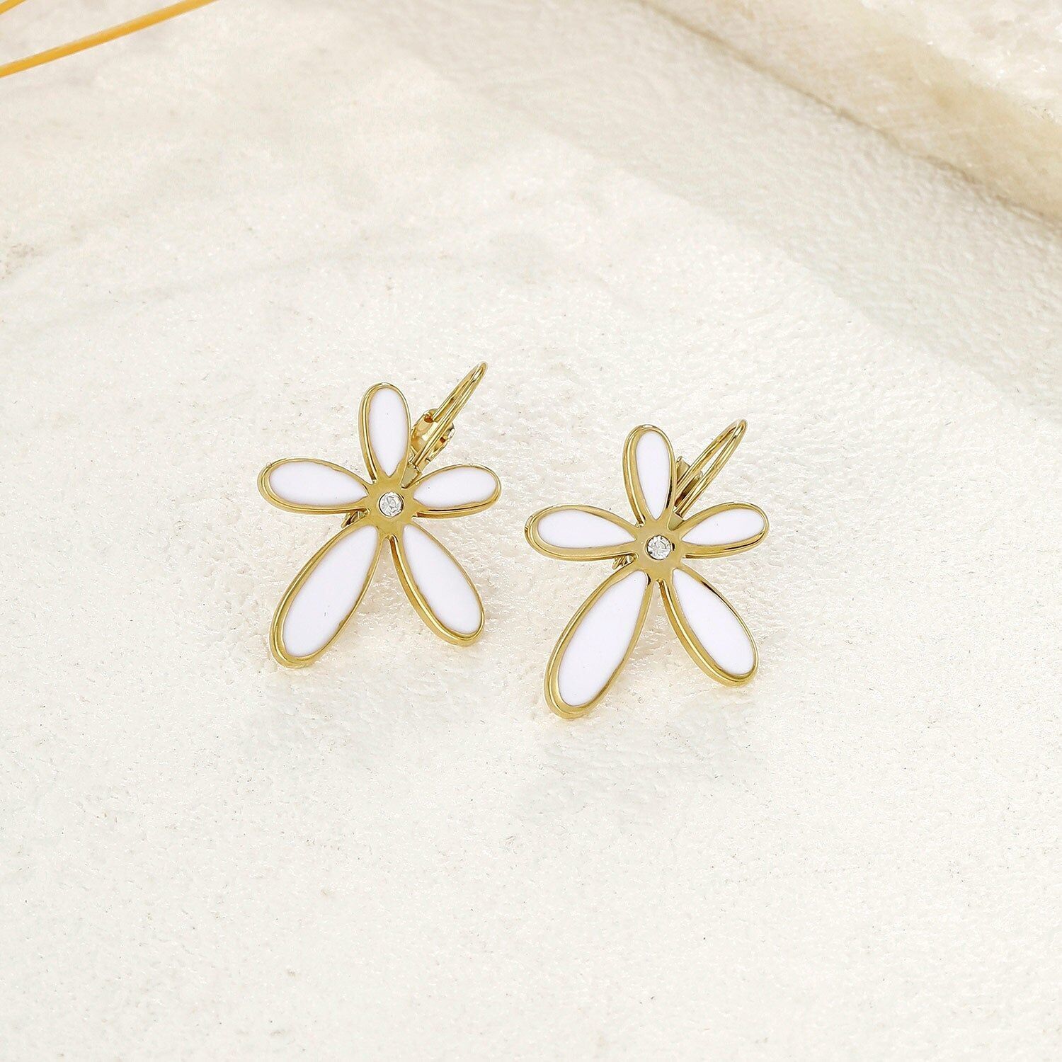 Orecchini a forma di margherita bianca