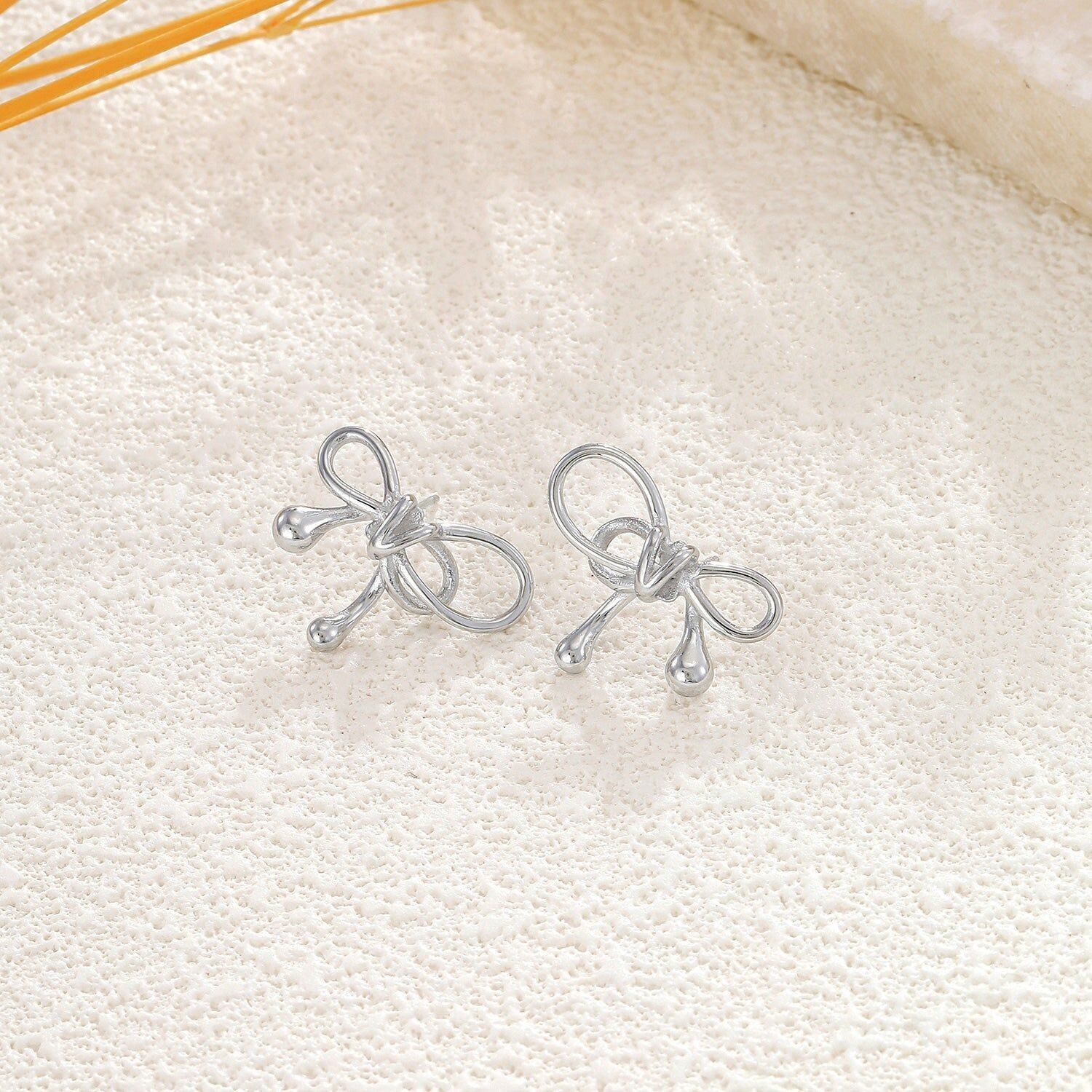 Orecchini in argento con nodo fine