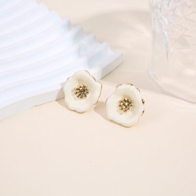 Pendientes de flor de esmalte blanco